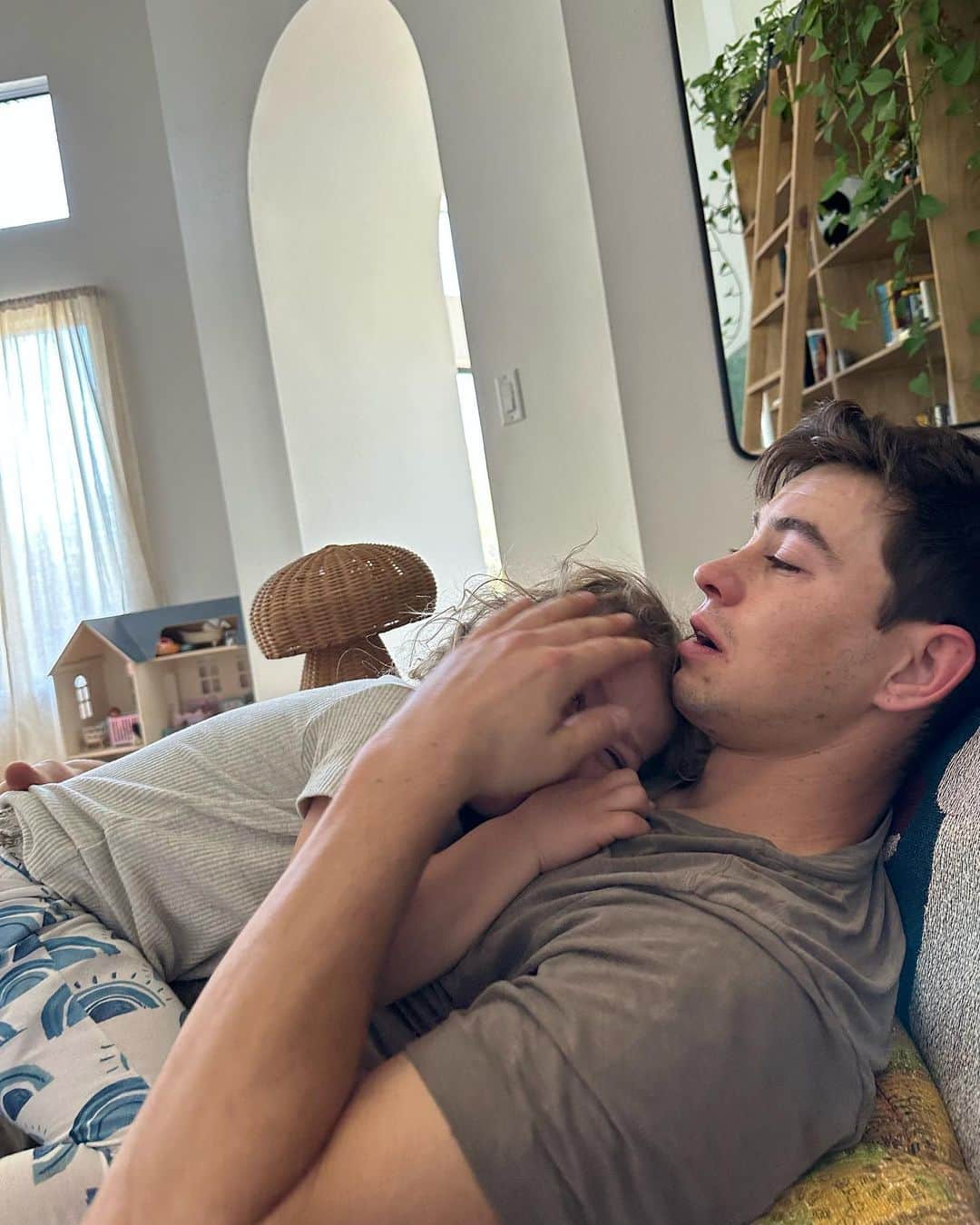ナッシュ・グリアのインスタグラム：「Before & after dad leaves for 2 days 🙃」