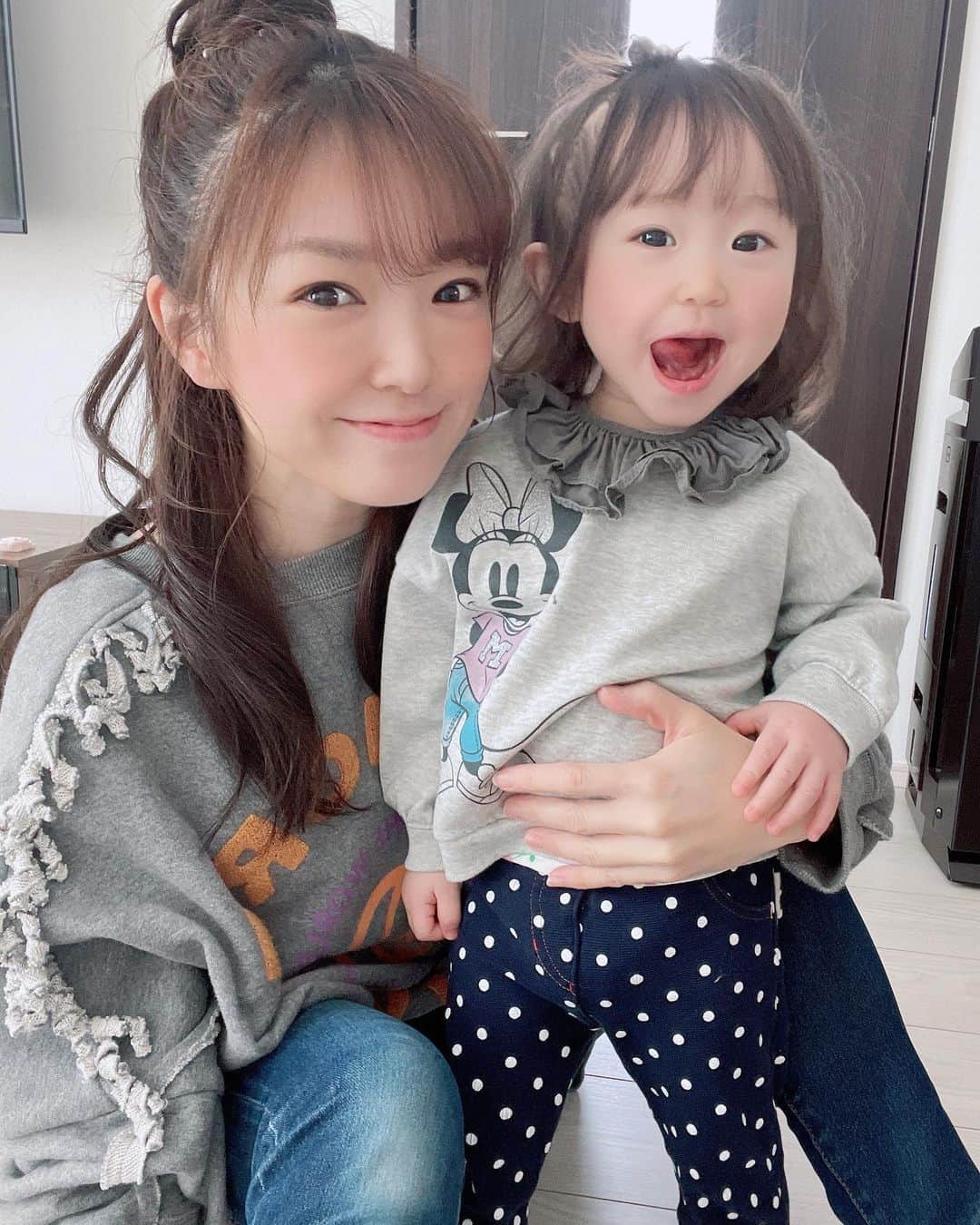 のインスタグラム：「👩🏻親子リンクコーデ👧🏻💕 . リンクしてるのか分からないけど gray×デニムコーデ👕👖 . 髪型もお揃いなんだー❣️ . #親子コーデ #親子リンクコーデ #リンクコーデ #デニムコーデ #トレーナーコーデ #女の子のママ #rosebud #gap #gapbaby」