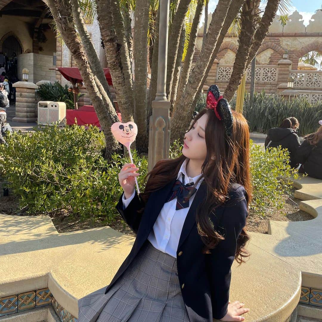 のインスタグラム：「風船ゲットしてご機嫌なわたし😆 みんな卒業おめでとう🌸」