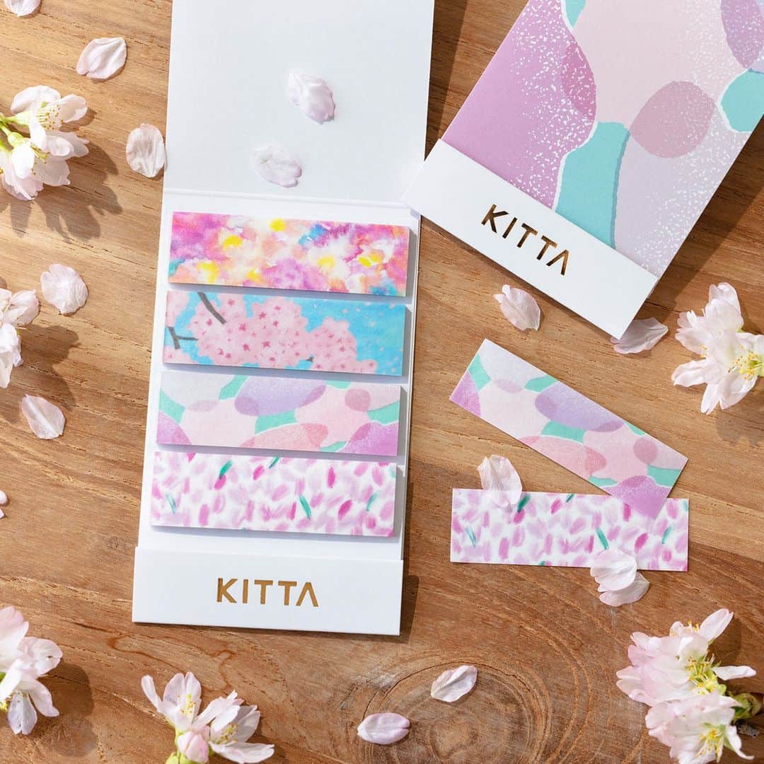 KEINA HIGASHIDEさんのインスタグラム写真 - (KEINA HIGASHIDEInstagram)「【WORKS】 “日々を楽しむ”をテーマとした文房具ブランド『HITOTOKI』 （ @hitotoki_official ） の公式オンラインストアから2月21日（火）に発売した、「KITTA サクラ」のデザインをお手伝いしました🌸  おだやかな春の青空の下で咲いている風景や、花びらが舞い散る様子など、色々な表情のさくらをぎゅっと1冊に詰め込みました。  春のメッセージカードやアルバム、贈り物のデコレーションにもおすすめです。  サクラKITTA 価格：380円(税別) 内容：10枚×4柄 ※公式オンラインストアでのみ数量限定販売  HITOTOKI公式オンラインストア https://hitotoki.store/  数量限定なので、気になった方はお早めに！  #hitotoki #ヒトトキ #ヒトトキ文具 #KITTA #キッタ #さくらキッタ #ヒトトキ公式オンラインストア #限定 #サクラKITTA #春限定 #桜 #桜アイテム #桜柄 #桜色 #花柄 #マスキングテープ #マステ #マステ好き #マステデコ #メッセージカード #色紙 #maskingtape #washitape  #cherryblossom #紙膠帶 #樱花 #마스킹테이프 #벚꽃」3月15日 11時03分 - keina_higashide