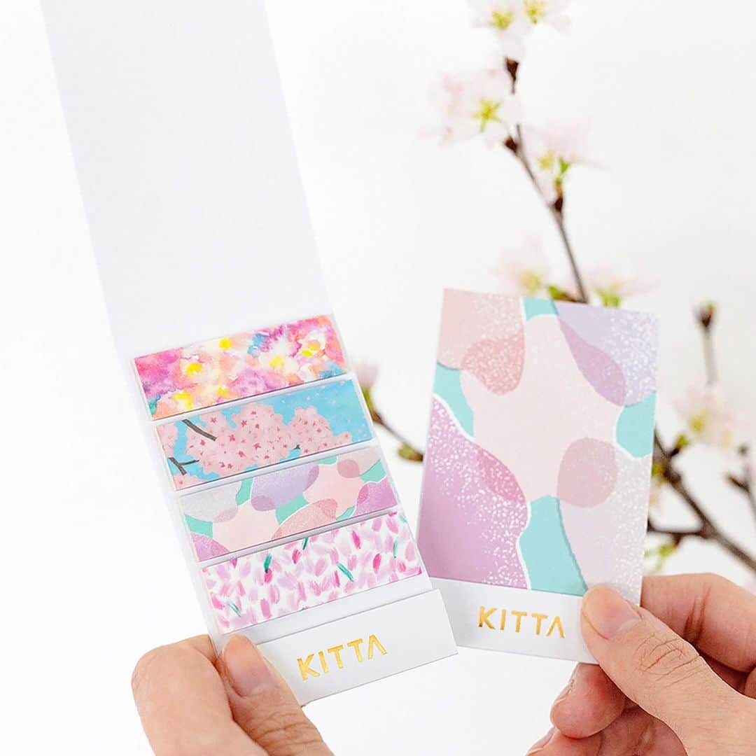 KEINA HIGASHIDEのインスタグラム：「【WORKS】 “日々を楽しむ”をテーマとした文房具ブランド『HITOTOKI』 （ @hitotoki_official ） の公式オンラインストアから2月21日（火）に発売した、「KITTA サクラ」のデザインをお手伝いしました🌸  おだやかな春の青空の下で咲いている風景や、花びらが舞い散る様子など、色々な表情のさくらをぎゅっと1冊に詰め込みました。  春のメッセージカードやアルバム、贈り物のデコレーションにもおすすめです。  サクラKITTA 価格：380円(税別) 内容：10枚×4柄 ※公式オンラインストアでのみ数量限定販売  HITOTOKI公式オンラインストア https://hitotoki.store/  数量限定なので、気になった方はお早めに！  #hitotoki #ヒトトキ #ヒトトキ文具 #KITTA #キッタ #さくらキッタ #ヒトトキ公式オンラインストア #限定 #サクラKITTA #春限定 #桜 #桜アイテム #桜柄 #桜色 #花柄 #マスキングテープ #マステ #マステ好き #マステデコ #メッセージカード #色紙 #maskingtape #washitape  #cherryblossom #紙膠帶 #樱花 #마스킹테이프 #벚꽃」