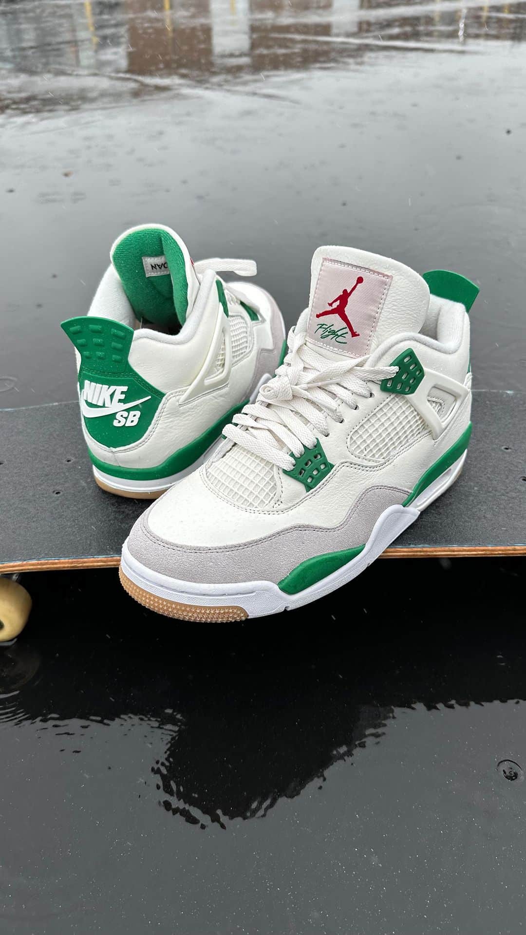 シェーン・オニールのインスタグラム：「Skating the SB Jordan 4s 💦💦💦」