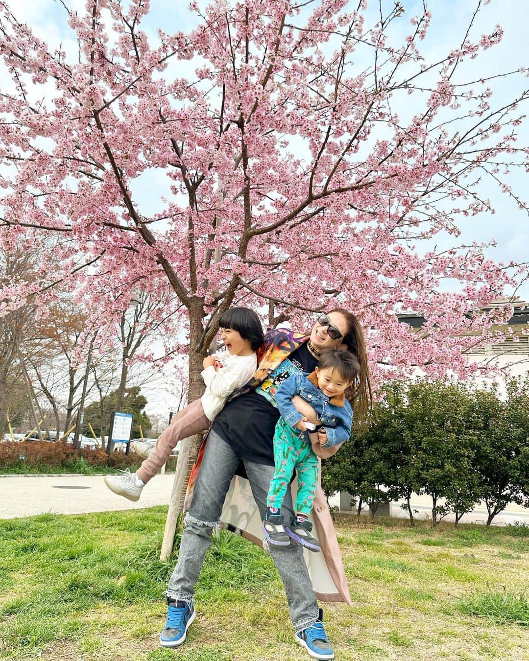 DJ JUICYのインスタグラム：「🌸東京開花🌸  でも週末は雨予報ばかりなので☔️  ピースと一足お先に毎年恒例になった  サクッと花見at 舎人公園😉💕  男の子2人を抱っこしたら  全然、持ち上げれなかった😭😭😭  そしてピースのお豆が入ったカレー🍛めちゃくちゃ美味しかった🥹🥹🥹🙏  平和な週末でした😆😆😆💕」