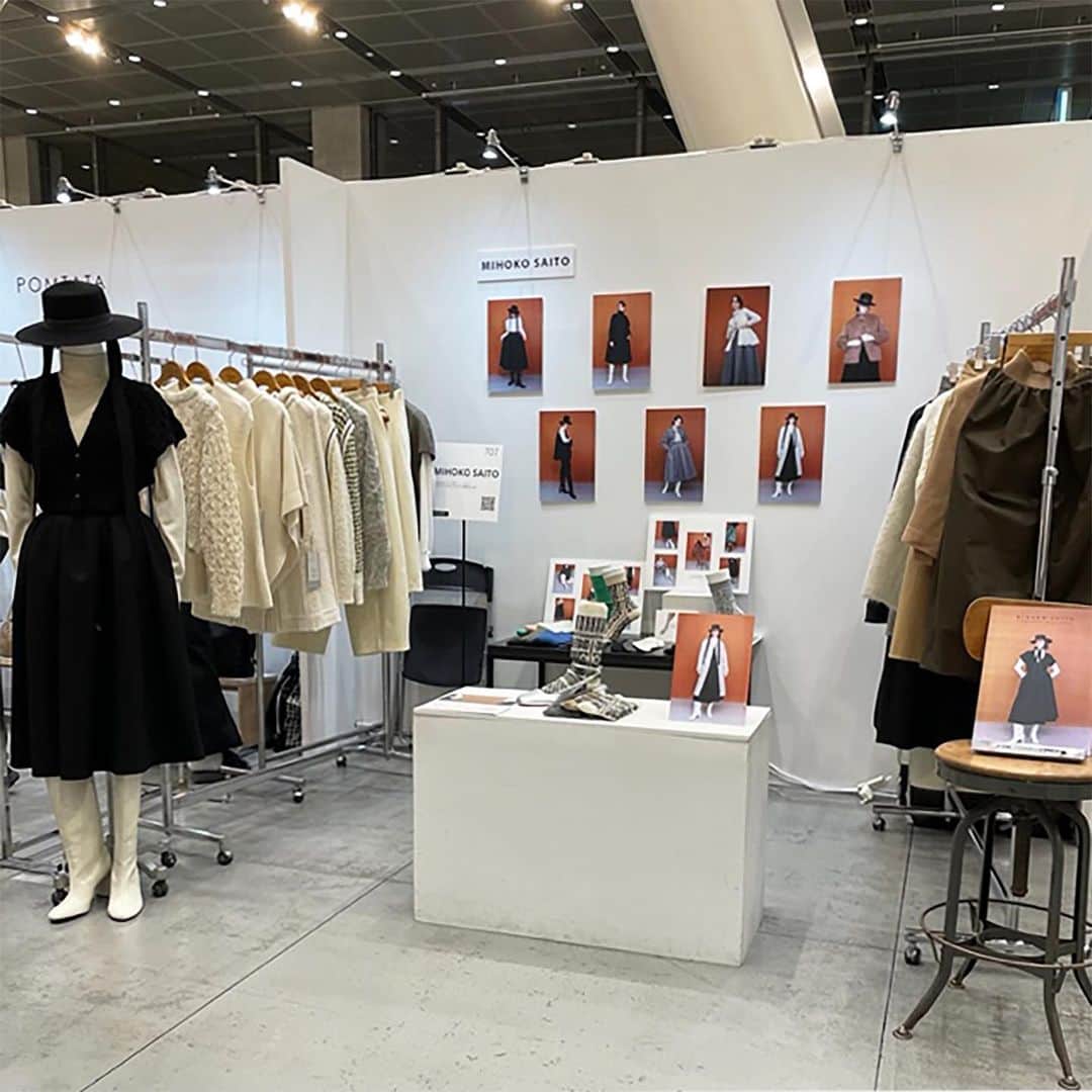 アンドゥミさんのインスタグラム写真 - (アンドゥミInstagram)「本日より東京国際フォーラムで開催される合同展『PROJECT TOKYO』がスタートしました。  先週行った2023AW展示会からPick-upした ”MIHOKOSAITO” と ”deux plus undemi” のレッグウエアをご紹介しています。  社長が常駐していますので、会場にお越しいただいた際には是非お立ち寄りください。よろしくお願いいたします。     東京国際フォーラム　ガラス棟（Booth No. 707） 3/15（水）16（木）10時〜19時 事前に入場登録が必要です。www.project-tokyo.com   @project_tokyo #mihokosaito #undemi #deuxplusundemi #legwear #2023awcollection #2023秋冬コレクション」3月15日 11時32分 - undemishop