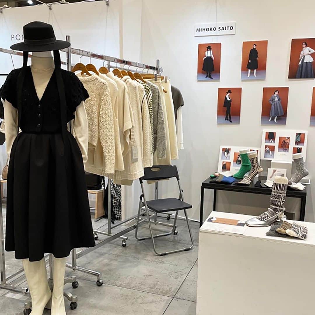 アンドゥミさんのインスタグラム写真 - (アンドゥミInstagram)「本日より東京国際フォーラムで開催される合同展『PROJECT TOKYO』がスタートしました。  先週行った2023AW展示会からPick-upした ”MIHOKOSAITO” と ”deux plus undemi” のレッグウエアをご紹介しています。  社長が常駐していますので、会場にお越しいただいた際には是非お立ち寄りください。よろしくお願いいたします。     東京国際フォーラム　ガラス棟（Booth No. 707） 3/15（水）16（木）10時〜19時 事前に入場登録が必要です。www.project-tokyo.com   @project_tokyo #mihokosaito #undemi #deuxplusundemi #legwear #2023awcollection #2023秋冬コレクション」3月15日 11時32分 - undemishop