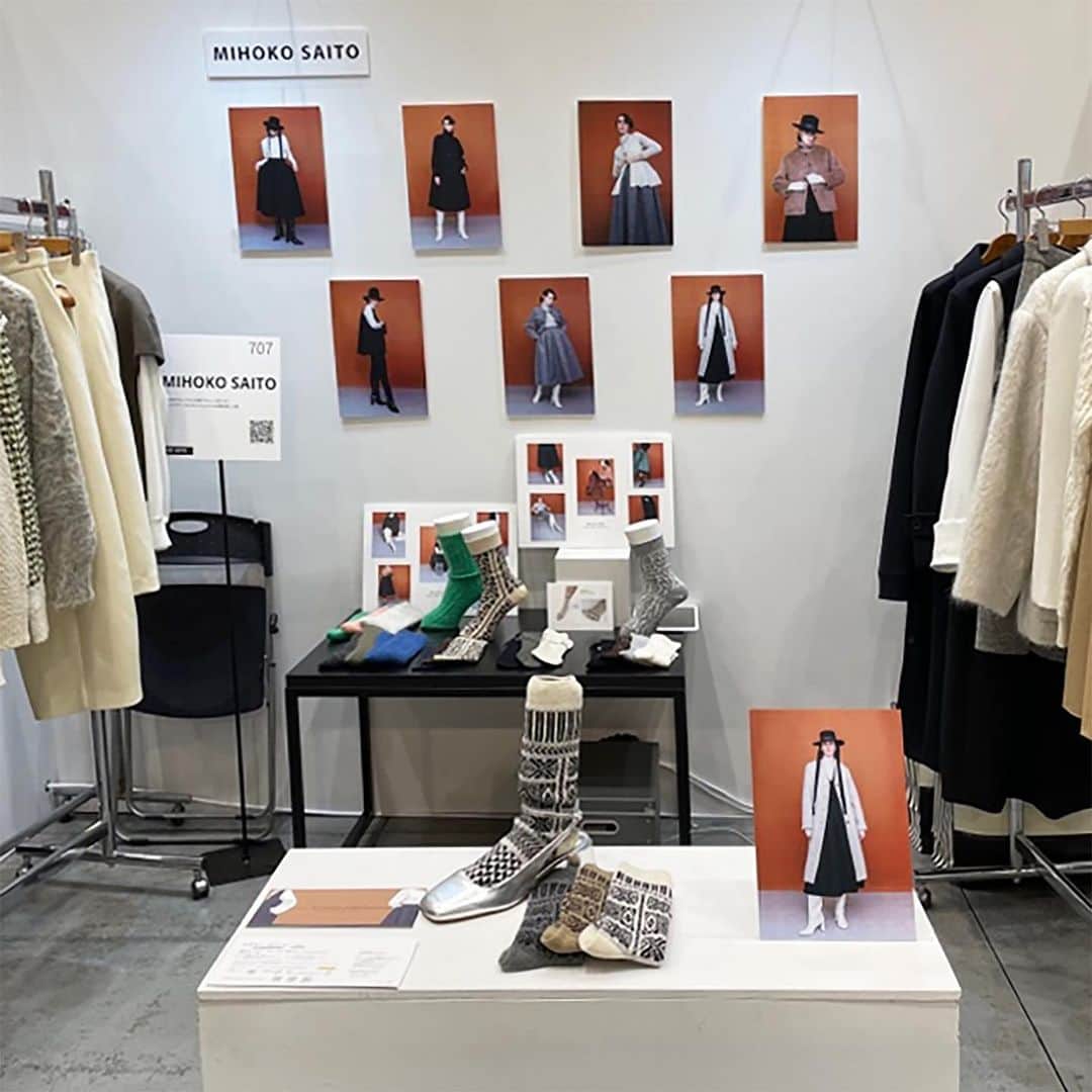 アンドゥミさんのインスタグラム写真 - (アンドゥミInstagram)「本日より東京国際フォーラムで開催される合同展『PROJECT TOKYO』がスタートしました。  先週行った2023AW展示会からPick-upした ”MIHOKOSAITO” と ”deux plus undemi” のレッグウエアをご紹介しています。  社長が常駐していますので、会場にお越しいただいた際には是非お立ち寄りください。よろしくお願いいたします。     東京国際フォーラム　ガラス棟（Booth No. 707） 3/15（水）16（木）10時〜19時 事前に入場登録が必要です。www.project-tokyo.com   @project_tokyo #mihokosaito #undemi #deuxplusundemi #legwear #2023awcollection #2023秋冬コレクション」3月15日 11時32分 - undemishop