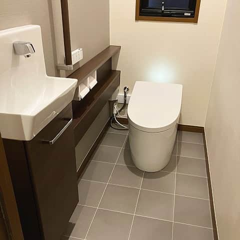 株式会社たかはしのインスタグラム：「施工事例ご紹介✨ 守山市Ｎ様邸 トイレリフォーム🚽をさせていただきました。 トイレはTOTOネオレストです✨  ホームページに施工事例多数掲載しております🤓  ＊―＊―＊―＊―＊―＊―＊ 株式会社たかはしのページは こちら→ @takahashi_co.ltd ＊―＊―＊―＊―＊―＊―＊  【株式会社たかはし】 滋賀県守山市川田町413-2 0120-927-524  企業理念 ”住まいと人生のクオリティを高める”  住まいを通してそこに住まう人の人生も豊かに。  滋賀で創業68年。リフォーム・新築をさせていただいている地域密着の工務店です。水漏れなどの小さな工事から、リノベーション、新築注文住宅までお住まいのことならなんでもご相談下さい。  #滋賀リフォーム #滋賀工務店 #工務店 #リフォーム #リノベーション #増改築 #新築 #注文住宅 #平屋 #家づくり #マイホーム計画 #暮らしを楽しむ #一戸建て #田舎暮らし #住まい #マイホーム #インテリア #イエスタグラム #リビング #マンションリノベーション #マンションリフォーム #LDK #トイレリフォーム　#ネオレスト」