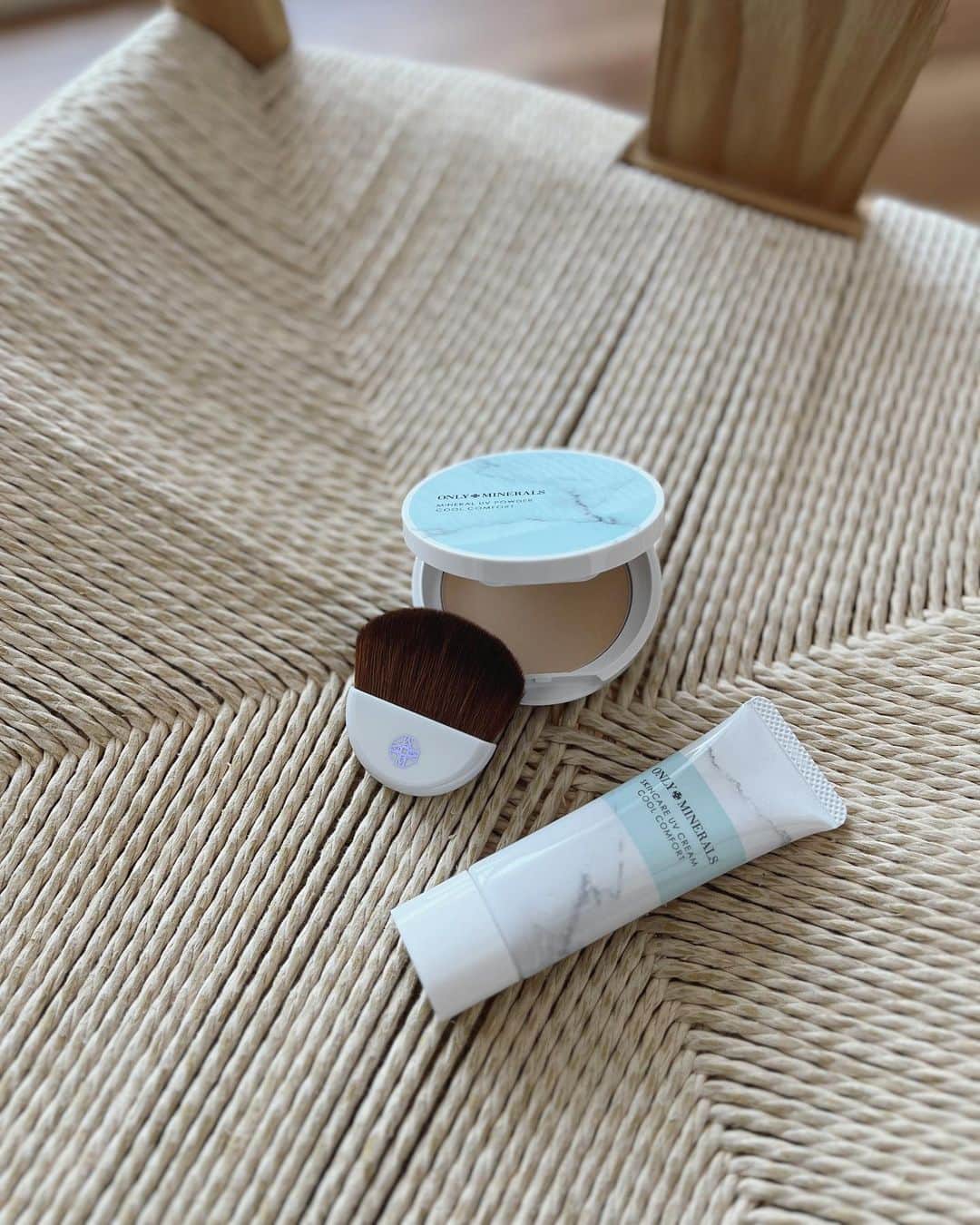 HISANAのインスタグラム：「ノーファンデ生活も5年✨ 最近お気に入りの @onlyminerals のベースアイテムたち。  ・オンリーミネラル スキンケアUVクリーム クールコンフォート ・オンリーミネラル ミネラルUVパウダーN クールコンフォート  肌に触れたときにひんやり、汗をかくたびに清涼感が🎐💙  敏感な肌にも配慮した紫外線吸収剤フリー処方で、クリームがSPF50・PA++++ パウダーがSPF50+・PA++++🌞  落とすときは石けんでさっとオフできるのも◎ これから南国生活な私にもぴったりで助かっています🏝💓  #1歳女の子#1歳4ヶ月#ママライフ#女の子ママ#Supported#ONLYMINERALS#オンリーミネラル#クールコンフォート#スキンケアUVクリームクールコンフォート#ミネラルUVパウダーNクールコンフォート#ミネラルコスメ#新作コスメ#国産コスメ#石けんオフメイク#春メイク#春メイク2023#ひんやりコスメ#日焼け止め#UVケア#ブライトニング#限定コスメ」