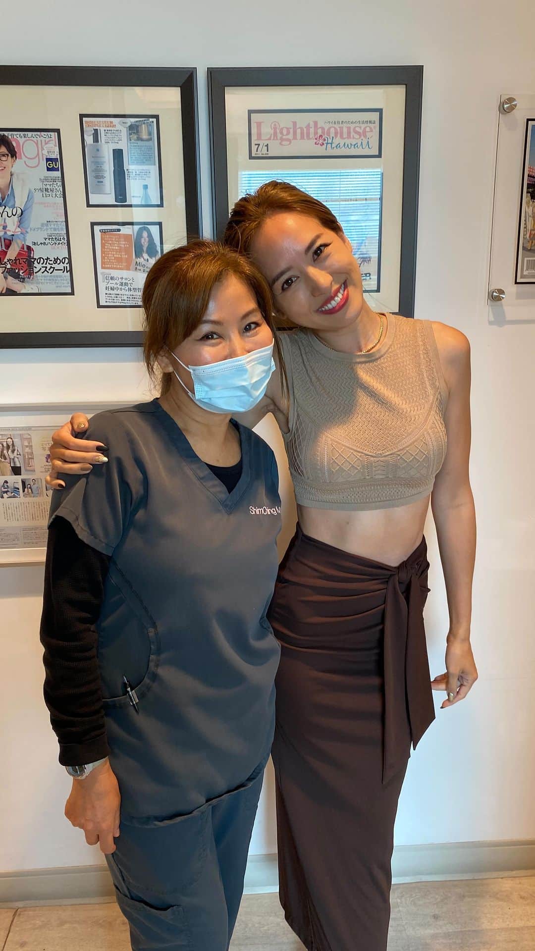 Mieのインスタグラム：「エステティシャン、同じ名前のMieちゃん🤭 @asiapacificplasticsurgery に✨お久しぶりー🤍今日はインスタ用の写真撮っていいですか？からの笑いがたくさんで🤣 Mieちゃんの飾らないストレートな性格が最高でだいすき。 @mie.esthetician  スタッフさんみんなフレンドリーで月一通うのが楽しみで🤍  肝斑薄くして、お肌の透明感アップしてくれるレーザートーニングとスーパーマシーンで尿漏れ予防や夜頻尿で起きちゃう人に朗報の骨盤底筋鍛えてきたよ✨ 骨盤底筋鍛えるマシーンは週1回の5回セットなので、これから週1通います🤍  #ハワイ #ハワイ美容整形 #ボトックス #レーザー #骨盤底筋エクササイズ  #ハワイ生活 #日焼け  でシミシワみんなより多め」