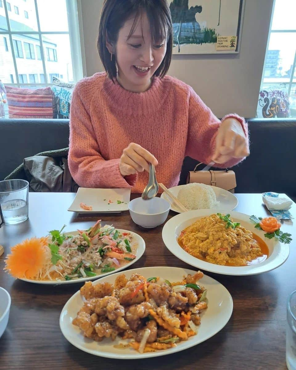 岩野理沙のインスタグラム：「お義姉ちゃんと ランチ☺️☺️☺️  ずっと行ってみたかった所 連れていってくれた♥️  @thairestaurant_ruanmai.beppu   2人ともよく食べるから 量が😂笑笑 嬉しい🥺♥️♥️♥️  そのあとは @cafemame_1208  でスイーツまで(*^^*)  いっぱいお話して、 美味しいもの食べて 元気補給した＼(^^)／  #タイ料理　#蟹　#カレー　#ヤムウンセン　#苺スイーツ　#スイーツ　#別府カフェ　#カフェ豆　#別府ランチ　#別府グルメ　#大分県」