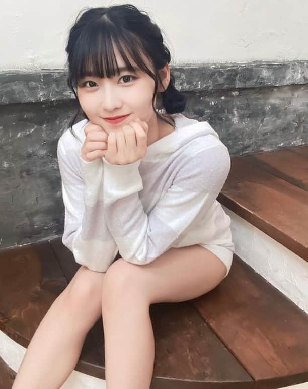 のインスタグラム：「いま脚ばっか見てたでしょ！  #冨十みと ちゃん♡ @tomito.mito  Mito Tomito T162 B :87 W :60 H :88 Birthday ：1999/5/4 Twitter🕊 https://twitter.com/mitomi0504  #透明感 #部屋着 #雑誌撮影 #かわいい　#撮影モデル #マシュマロボディ #グラビア#アイドル #idol #自撮り女子 #japanesegirl #kawaii #instagood#美脚#お団子」