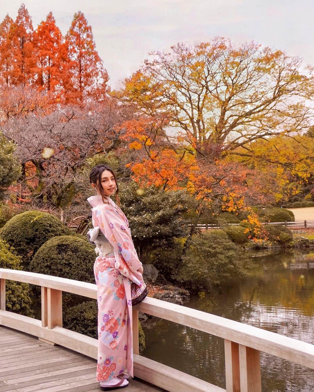 Moanna S.のインスタグラム：「Missing tokyo already- 🍂🍁 From the cherry blossoms in spring to the colorful Shinjuku Gyoen is an ideal place to get close to nature and enjoy the changing seasons.  #moannaxTokyo」