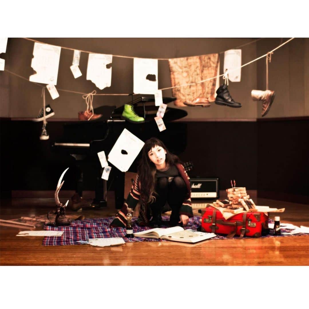 植田真梨恵さんのインスタグラム写真 - (植田真梨恵Instagram)「LIVE「カレンダーの13月」 (2013) 10年前。のちにLAZWARD PIANOとなっていくライブ！  当時はまだLAZWARDと名がついていなくて、グランドピアノ西村広文さんと2人編成でのピアノライブで初めて作ったワンマンライブ。 LAZWARDが青を意味する言葉なので、今となってはこのライブは青いイメージカラーの一色ですが、この時は赤いトランクをイメージテーマに持ってきていました。 当時、１月１曲ずつ続きものの歌を書いてライブで披露というのを続けて、12曲で1つの組曲をつくりました。それが「カレンダーの12か月たち」 その後を描いたのが「カレンダーの13月」という曲。 12か月に合わせて毎月のページで物語と絵本を作成して、音源と合わせて作ったりしました。 ピアノライブLAZWARD PIANOが10周年ということで、 今年発売したベスト「青い箱」とlive Blu-ray「Academic!」これをどちらも買って頂いた方に向けた連動特典があって、ハガキで応募すると抽選でこの当時の絵本と音源が当たります。  カレンダーの13月用の写真は、グランドピアノのあるレコーディングスタジオにトランクとトースト、トースター、外国のお金、蟻、靴などを持って行って撮影したのでした。絵本の内容のコンセプトに向けて組み合わせて作ったものでの撮影がこの頃からたのしかったんでした。 映画のビッグフィッシュがすきだったんで、その影響で靴をぶらさげたりしています。 #カレンダーの13月 #LAZWARDPIANO #LAZWARD10th青い箱」3月15日 22時55分 - u_e_d_a_m_a_r_i_e