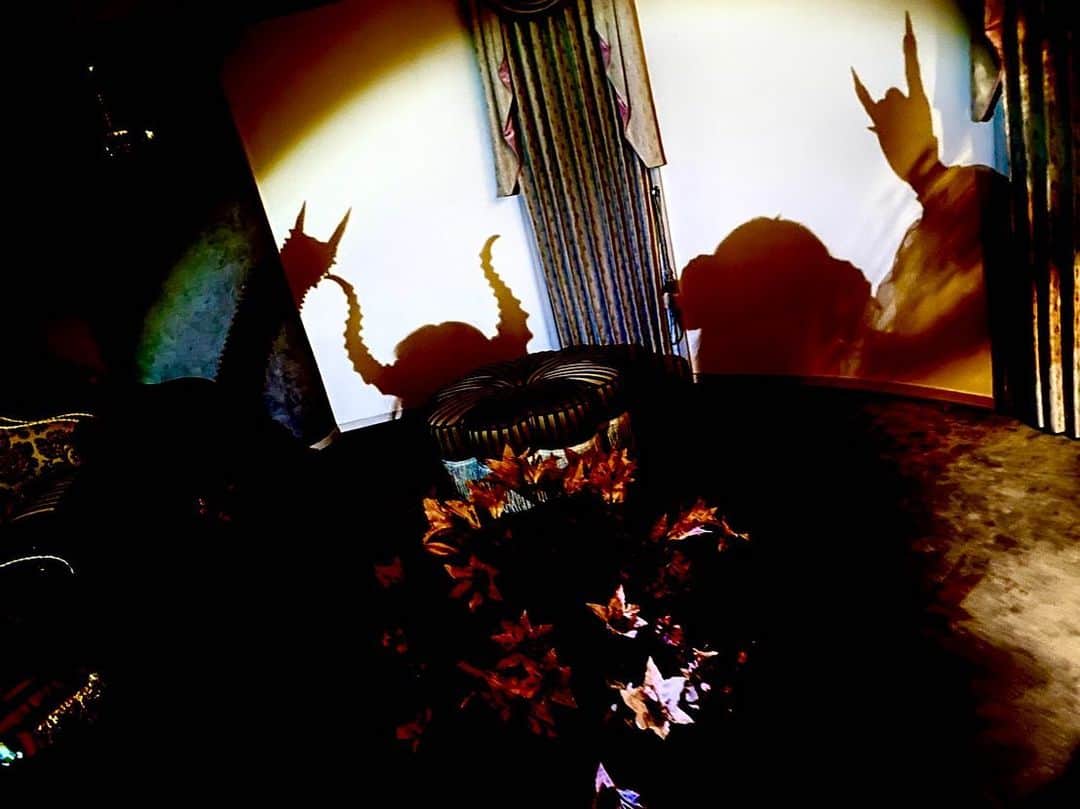 harmoeさんのインスタグラム写真 - (harmoeInstagram)「#harmoe mini album「Villans:impress」 OUT NOW  🃏ALICE'S ADVENTURES IN WONDERLAND／♥️Q 👗THE HUNDRED AND ONE DALMATIANS／Cruella 🧞ALADDIN AND THE MAGIC LAMP／Jafar 😈LA BELLE AU BOIS DORMANT／Maleficent 🧜‍♀️DEN LILLE HAVFRUE／Ursula 🪞SCHNEEWITTCHEN／Evil Queen  #岩田陽葵 #小泉萌香」3月15日 22時56分 - harmoe_official