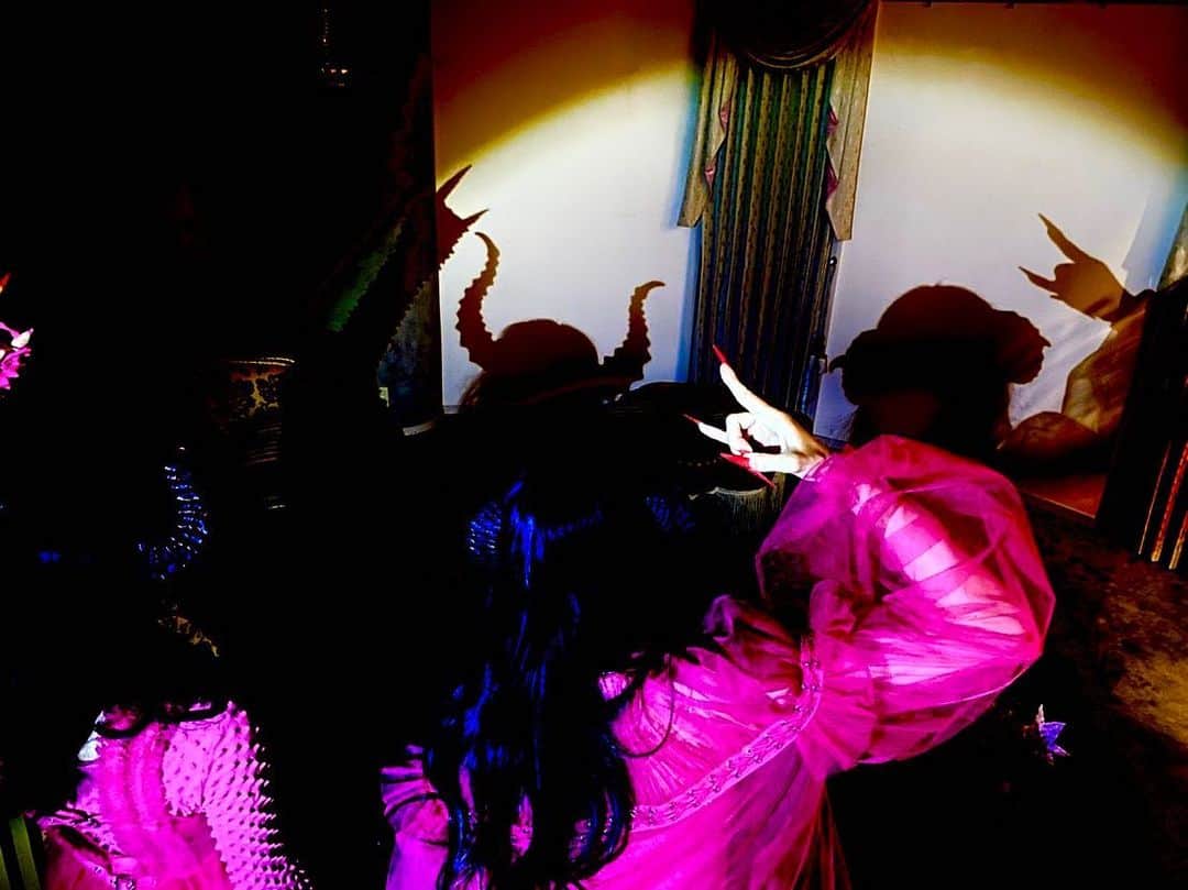 harmoeのインスタグラム：「#harmoe mini album「Villans:impress」 OUT NOW  🃏ALICE'S ADVENTURES IN WONDERLAND／♥️Q 👗THE HUNDRED AND ONE DALMATIANS／Cruella 🧞ALADDIN AND THE MAGIC LAMP／Jafar 😈LA BELLE AU BOIS DORMANT／Maleficent 🧜‍♀️DEN LILLE HAVFRUE／Ursula 🪞SCHNEEWITTCHEN／Evil Queen  #岩田陽葵 #小泉萌香」