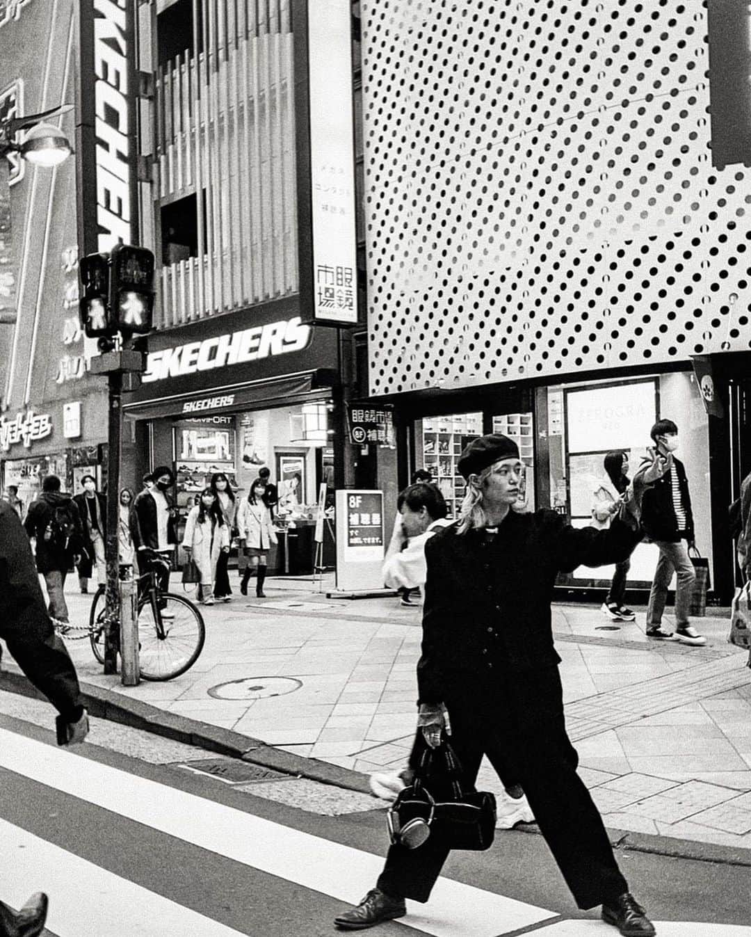 山口力毅さんのインスタグラム写真 - (山口力毅Instagram)「新宿歩行者天国練り歩き お互い合間の時間で急遽会って、いい喫茶店でいいコーヒー飲んで、良いものを産み出す 職人すぎるぜ  📸　@yuhashimoto_713」3月15日 22時56分 - piezo_ya