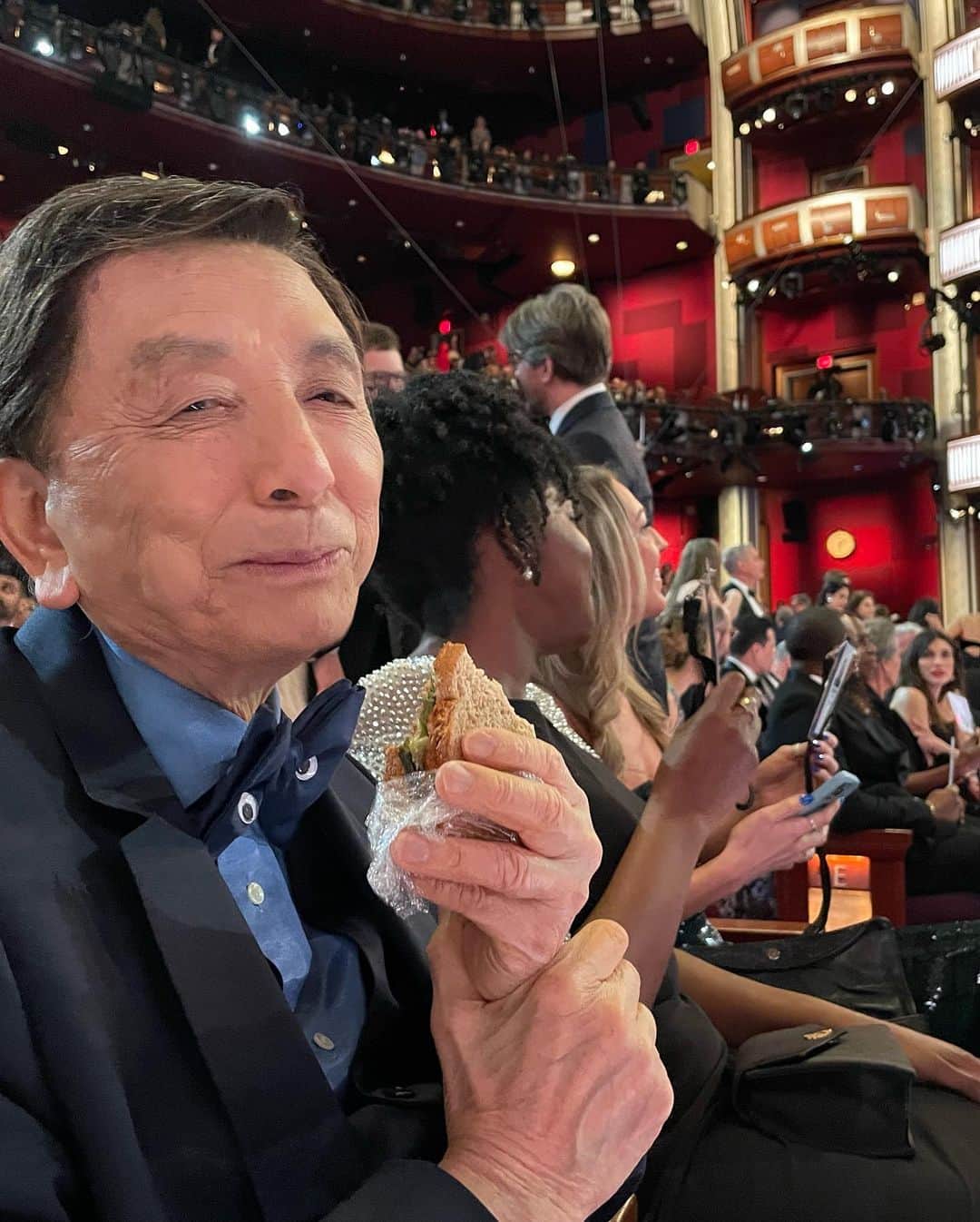 ハリー・シャム・ジュニアさんのインスタグラム写真 - (ハリー・シャム・ジュニアInstagram)「I had the pleasure of hanging with @thejameshong @theacademy who is now my fav grandpa. From his googly eyed tux, to dancing for the crowd, to him whispering in my ear to cradle him and sing him a lullaby during an interview, to having @samuelljackson fanboying over him on how he is going to catch up to his IMDB filmography count, to him eating his self packed sandwich and pre-cut apples during the ceremony, to sipping on a martini (that he went to the bar and ordered himself) and to finally seeing him with an Oscar just made my damn night. He’s a national treasure. 94 and living his best life.」3月15日 23時00分 - harryshumjr
