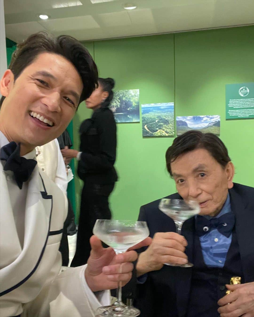 ハリー・シャム・ジュニアさんのインスタグラム写真 - (ハリー・シャム・ジュニアInstagram)「I had the pleasure of hanging with @thejameshong @theacademy who is now my fav grandpa. From his googly eyed tux, to dancing for the crowd, to him whispering in my ear to cradle him and sing him a lullaby during an interview, to having @samuelljackson fanboying over him on how he is going to catch up to his IMDB filmography count, to him eating his self packed sandwich and pre-cut apples during the ceremony, to sipping on a martini (that he went to the bar and ordered himself) and to finally seeing him with an Oscar just made my damn night. He’s a national treasure. 94 and living his best life.」3月15日 23時00分 - harryshumjr