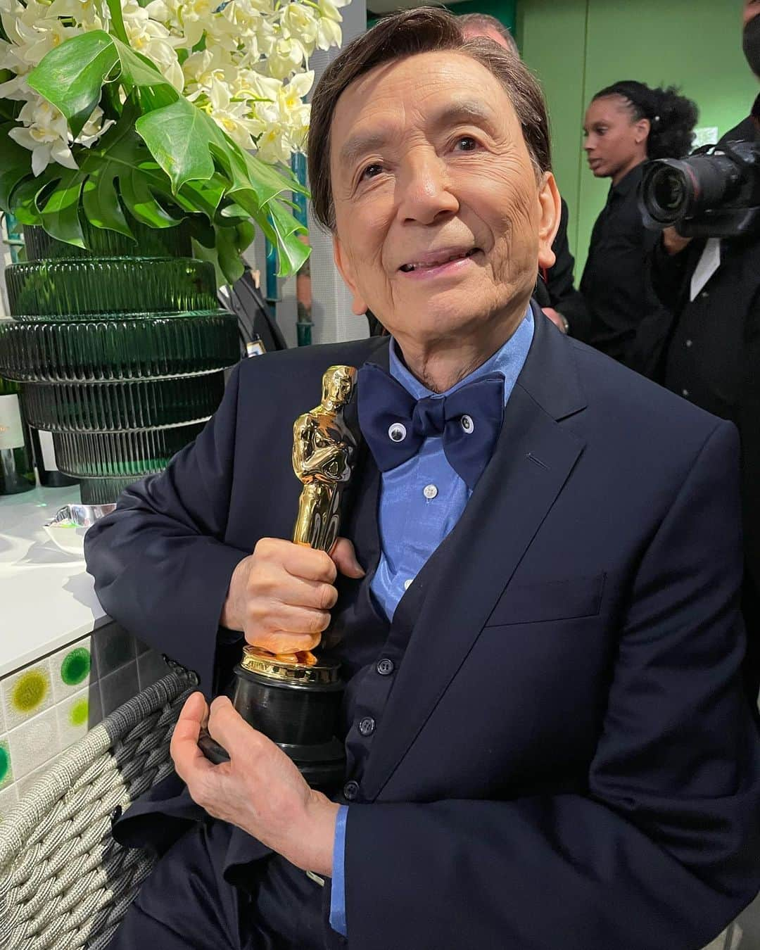 ハリー・シャム・ジュニアさんのインスタグラム写真 - (ハリー・シャム・ジュニアInstagram)「I had the pleasure of hanging with @thejameshong @theacademy who is now my fav grandpa. From his googly eyed tux, to dancing for the crowd, to him whispering in my ear to cradle him and sing him a lullaby during an interview, to having @samuelljackson fanboying over him on how he is going to catch up to his IMDB filmography count, to him eating his self packed sandwich and pre-cut apples during the ceremony, to sipping on a martini (that he went to the bar and ordered himself) and to finally seeing him with an Oscar just made my damn night. He’s a national treasure. 94 and living his best life.」3月15日 23時00分 - harryshumjr