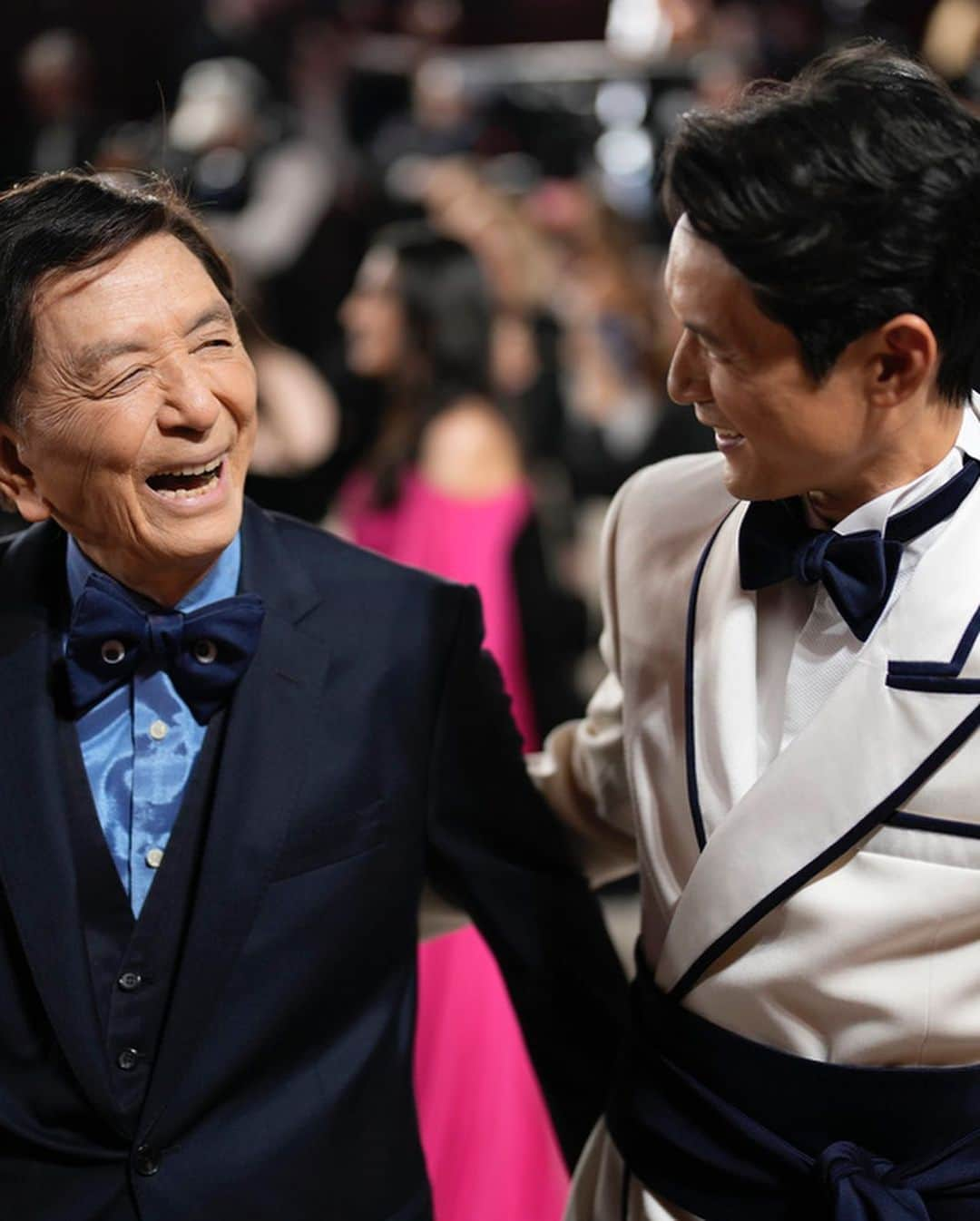 ハリー・シャム・ジュニアさんのインスタグラム写真 - (ハリー・シャム・ジュニアInstagram)「I had the pleasure of hanging with @thejameshong @theacademy who is now my fav grandpa. From his googly eyed tux, to dancing for the crowd, to him whispering in my ear to cradle him and sing him a lullaby during an interview, to having @samuelljackson fanboying over him on how he is going to catch up to his IMDB filmography count, to him eating his self packed sandwich and pre-cut apples during the ceremony, to sipping on a martini (that he went to the bar and ordered himself) and to finally seeing him with an Oscar just made my damn night. He’s a national treasure. 94 and living his best life.」3月15日 23時00分 - harryshumjr