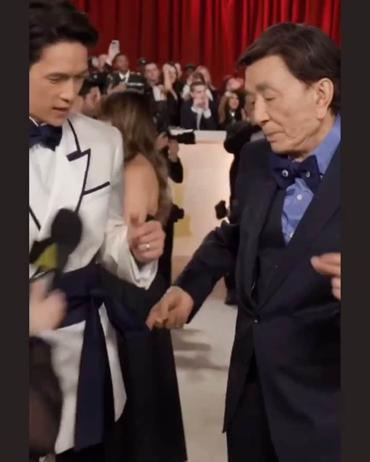 ハリー・シャム・ジュニアのインスタグラム：「I had the pleasure of hanging with @thejameshong @theacademy who is now my fav grandpa. From his googly eyed tux, to dancing for the crowd, to him whispering in my ear to cradle him and sing him a lullaby during an interview, to having @samuelljackson fanboying over him on how he is going to catch up to his IMDB filmography count, to him eating his self packed sandwich and pre-cut apples during the ceremony, to sipping on a martini (that he went to the bar and ordered himself) and to finally seeing him with an Oscar just made my damn night. He’s a national treasure. 94 and living his best life.」