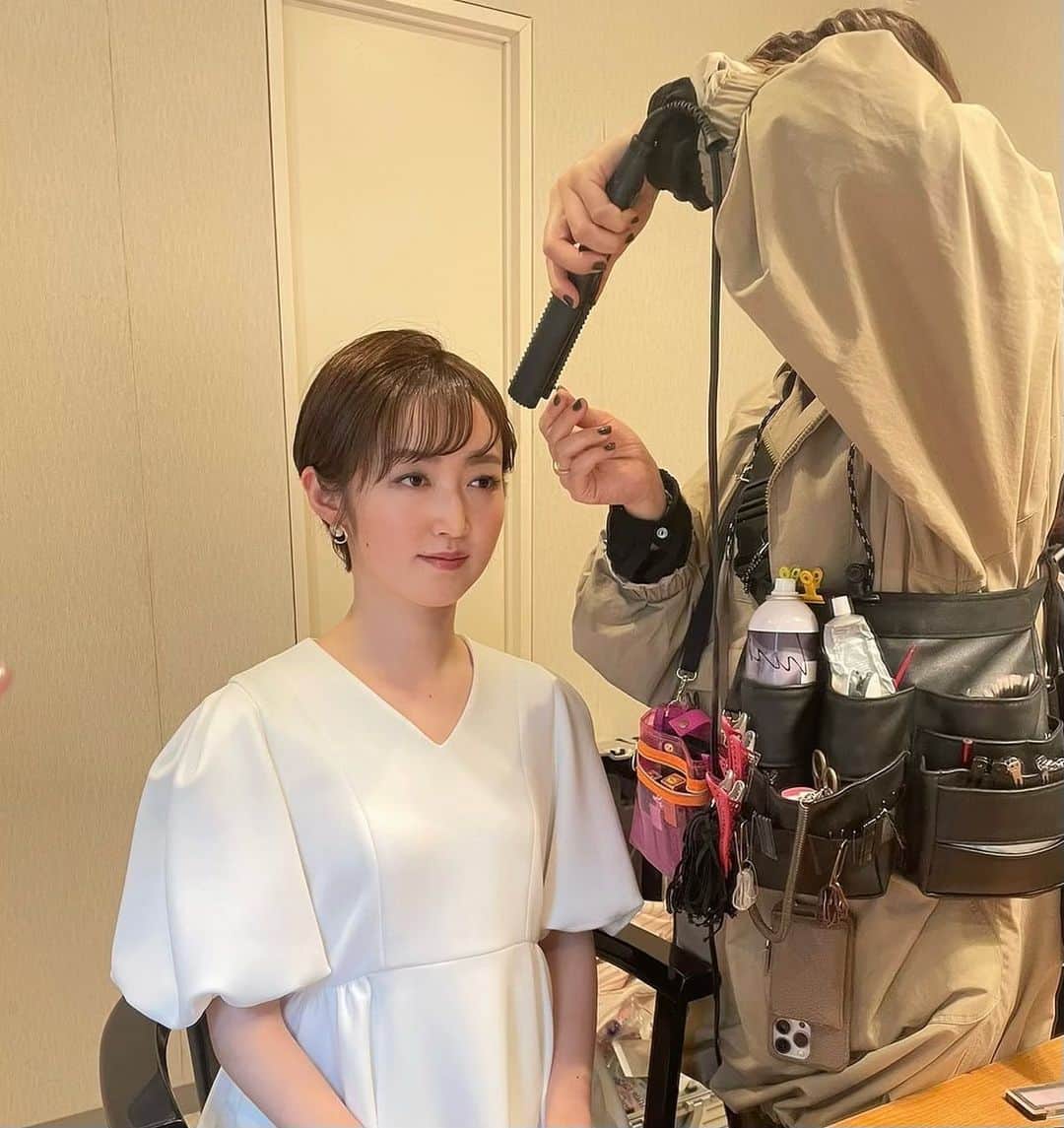 のインスタグラム：「このところ、 春からの番宣やポスター撮り 楽しい撮影続きでした🌸  この写真は、ヘアメイク中 中條アナが撮ってくれました📸 つい乗せられた先輩は、 ウインクまでしてしまいました（笑） 気をつけます〜。  news every.もフライデーも 完成が楽しみです！  アキさん、 いつも素敵なヘアメイクをありがとうございます💄  #ウインク苦手 #CM撮影 #西日本放送 #岡山 #香川 #アナウンサー #ショートヘア」