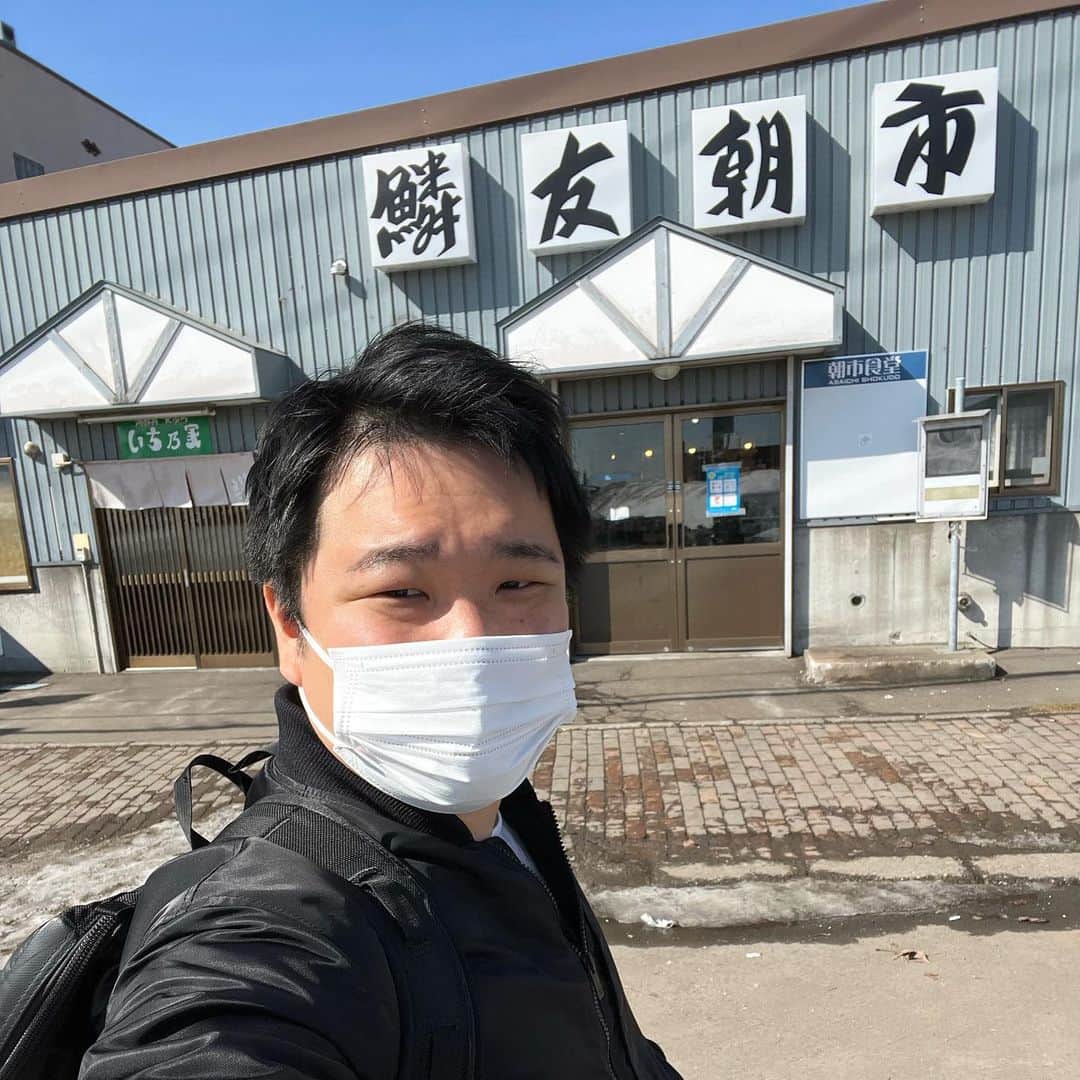 トミックのインスタグラム：「クオリティの高い海鮮が安く食べられる小樽の穴場の市場🐠  #トミック  #tomikkunet #youtuber  #youtuber好きな人と繋がりたい  #料理  #料理好きな人と繋がりたい  #japanese #cooking #海鮮丼 #小樽  #小樽グルメ  #北海道グルメ  #北海道旅行  23.03.09」