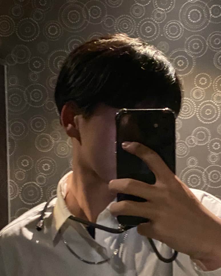 のインスタグラム：「携帯をよくどこに置いたか分からなくなるので最近は首にかけてます📱  #高校生 #高校生コーデ #高校生と繋がりたい #今日のコーデ  #instafashion  #coordinate  #selfie  #mirrorselfie #おしゃれさんと繋がりたい  #04  #fyp #ootd  #韓国好きな人と繋がりたい  #mensfashion  #メンズファッション #love #シンプルコーデ #오오티디  #패션  #일상룩  #옷스타그램」