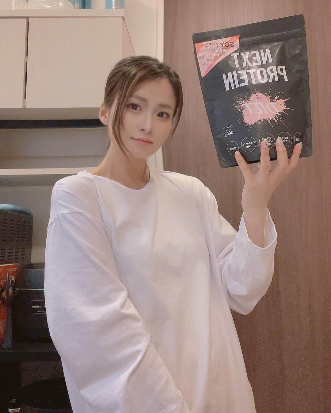 小林ひろみのインスタグラム：「徳島に帰ってきて4キロ太った私😂  絶賛ダイエット中なんだけど グラビア時代の私の ダイエットはまぁまぁ 不健康だったなぁと思って、、  今はダイエット中でもしっかり 栄養は摂りたいから プロテインで1食置き換えダイエット してます😍　  チョイスしたプロテインは　@nextprotein_official の  NEXTPROTEINダイエット  何がいいって 毎回味が選べること‼️ おっきいプロテイン買っても 毎日飲んでると飽きてやめちゃうから これは凄いオススメ😍  気分に合わせて 5種類から選ぶよー💓  私はチョコ味がすき🍫  ちなみに本体のはプレーンだから 料理にも入れる‼️‼️  私はカレーとかシチューに入れちゃう🍛  ダイエット中の方は是非チェックしてみてね😍  皆んなも私と一緒に ダイエット頑張ろう💪  夏までに痩せるぞーーー💓  PR @nextprotein_official #プロテイン #ドン・キホーテ #プロテイン生活 #ネクストプロテイン #NEXTPROTEIN #トレーニー #トレーニー女子 #おいしいプロテイン」