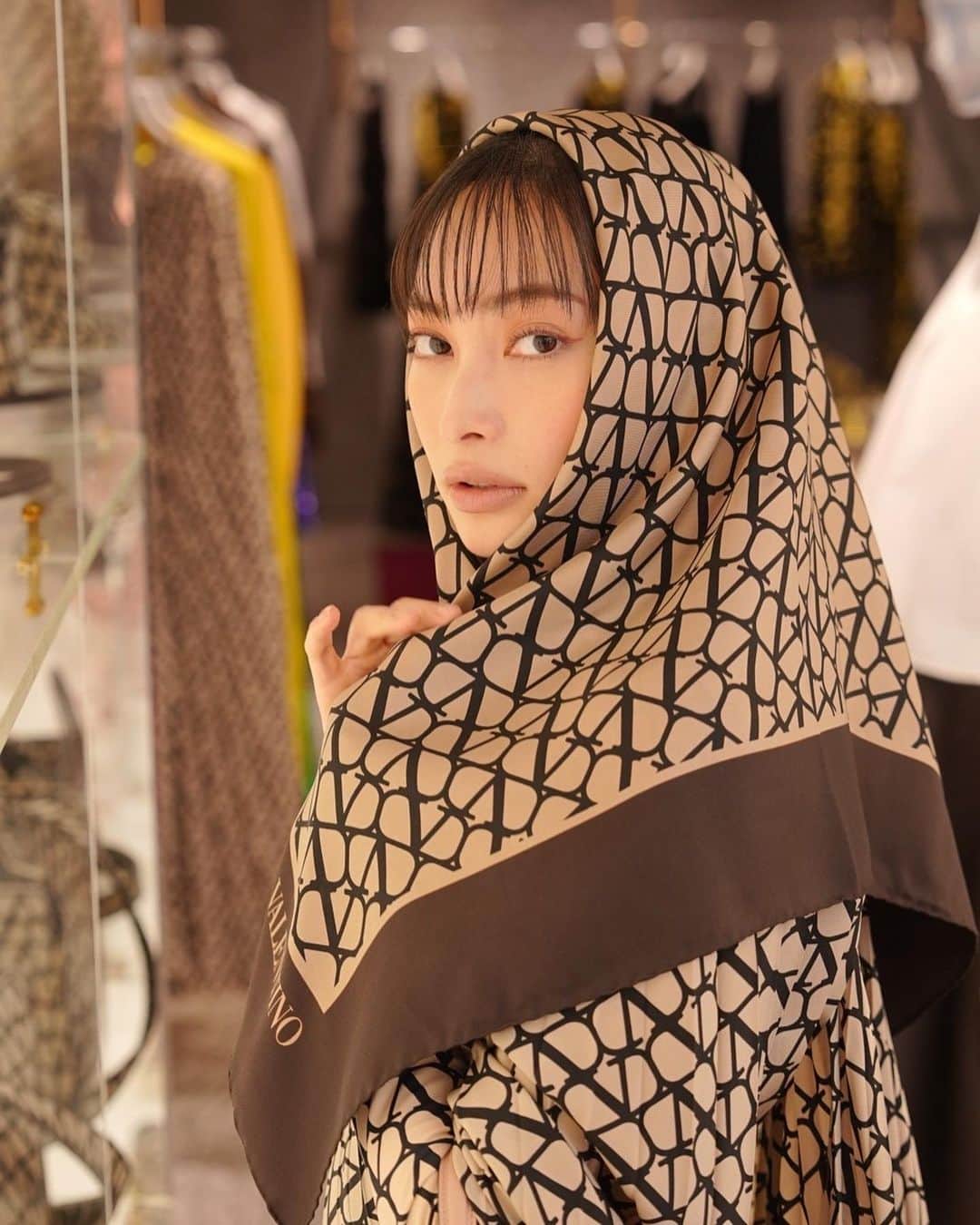 大政絢のインスタグラム：「ヴァレンティノ2023SSコレクション✨ アンボクシング ヴァレンティノを、スタイリストの服部昌孝さんがディレクション！ Valentino表参道で展開されていて、お邪魔しました😊  今回着用したケープドレスもショーで見て素敵だなと思っていたVのロゴ柄🌿 3月31日（金）まで開催しています✨ #UnboxingValentino @maisonvalentino」