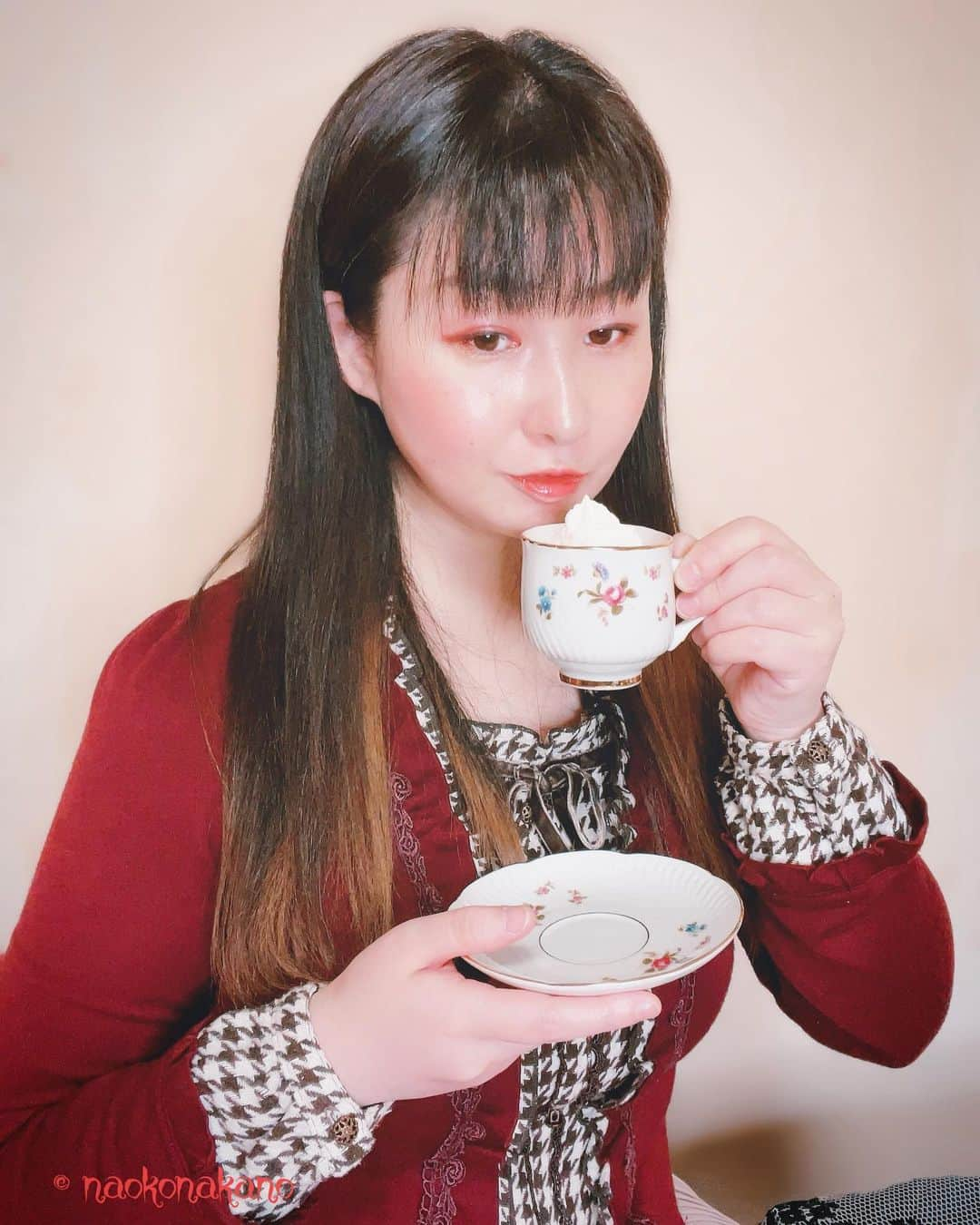 中野菜保子さんのインスタグラム写真 - (中野菜保子Instagram)「. 「ゲーリックコーヒー☕️✖︎🥃とコラム配信♪」 . 写真🍎🍎🍎🍎🍎🍎🍎🍎🍎🍎枚 2:ゲーリックコーヒー 7:コラムヴィジュアル . ご機嫌いかがですか？（≧∇≦）？  写真は中野菜保子お手製の 「ゲーリックコーヒー」☕️🥃  平たく言うと ウイスキーのコーヒー割りで 珈琲もお酒も好きな中野は たまにこうやってきた飲みます😊  見た目通り、 生クリームものって 太りそうな予感満載のドリンクなので たま〜にしかやりません  でもめっちゃ美味しいw  今回は頂いた珈琲豆と スコッチで贅沢に作りました♪  ウイスキーの種類が変わると ドリンクの名前が変わるけれど 作り方は同じ、生クリームはお好みで . . ええとあとは、 本日第3水曜日は中野のコラム配信の日✍️  今月3月のテーマは 「ホンモノ感はどこにあるのか」 です⭐️⭐️⭐️  長く"それ"をやっているだけでは 持てないホンモノという確信  「あの子より自分のほうが勝ってるのに！！」なんて 思っていませんか  何が違うのかわかれば 闇雲に真似をしたり 他人を羨んだり妬んだりしなくて 済むかもしれませんよね😌  ほか、 機能的価値や意味的価値のお話など🍓🍓🍓  コラムは 「中野菜保子　やさしくふまれたい」で検索か ハイライトから飛べます🥃 . . 夜はお気に入りのドリンクを飲んで ゆっくり休んで下さいね♪ ＊ ＊ ＊ #ゲーリックコーヒー #生クリームの飲み物 #コーヒー大好き #スコッチウイスキー #お酒好き #笑顔が最高 #ホンモノ #Scotchwhisky #コラム #やさしくふまれたい #バンタム級 #機能的価値 #意味的価値 #中野菜保子 #俳優 #actor #actress #脚本家 #演出家 #playwright #scriptwriter #alliswell @syanhaijitensya」3月15日 21時39分 - naokonakano8319