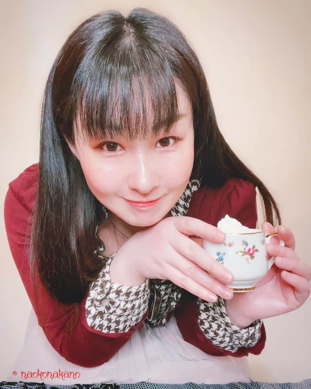 中野菜保子さんのインスタグラム写真 - (中野菜保子Instagram)「. 「ゲーリックコーヒー☕️✖︎🥃とコラム配信♪」 . 写真🍎🍎🍎🍎🍎🍎🍎🍎🍎🍎枚 2:ゲーリックコーヒー 7:コラムヴィジュアル . ご機嫌いかがですか？（≧∇≦）？  写真は中野菜保子お手製の 「ゲーリックコーヒー」☕️🥃  平たく言うと ウイスキーのコーヒー割りで 珈琲もお酒も好きな中野は たまにこうやってきた飲みます😊  見た目通り、 生クリームものって 太りそうな予感満載のドリンクなので たま〜にしかやりません  でもめっちゃ美味しいw  今回は頂いた珈琲豆と スコッチで贅沢に作りました♪  ウイスキーの種類が変わると ドリンクの名前が変わるけれど 作り方は同じ、生クリームはお好みで . . ええとあとは、 本日第3水曜日は中野のコラム配信の日✍️  今月3月のテーマは 「ホンモノ感はどこにあるのか」 です⭐️⭐️⭐️  長く"それ"をやっているだけでは 持てないホンモノという確信  「あの子より自分のほうが勝ってるのに！！」なんて 思っていませんか  何が違うのかわかれば 闇雲に真似をしたり 他人を羨んだり妬んだりしなくて 済むかもしれませんよね😌  ほか、 機能的価値や意味的価値のお話など🍓🍓🍓  コラムは 「中野菜保子　やさしくふまれたい」で検索か ハイライトから飛べます🥃 . . 夜はお気に入りのドリンクを飲んで ゆっくり休んで下さいね♪ ＊ ＊ ＊ #ゲーリックコーヒー #生クリームの飲み物 #コーヒー大好き #スコッチウイスキー #お酒好き #笑顔が最高 #ホンモノ #Scotchwhisky #コラム #やさしくふまれたい #バンタム級 #機能的価値 #意味的価値 #中野菜保子 #俳優 #actor #actress #脚本家 #演出家 #playwright #scriptwriter #alliswell @syanhaijitensya」3月15日 21時39分 - naokonakano8319