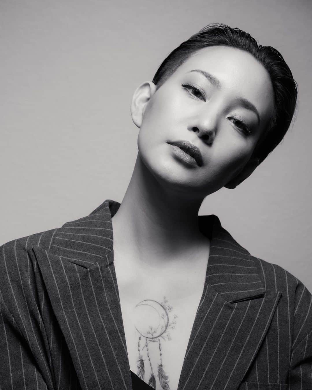 藤本奈月のインスタグラム：「藤本奈月 / 株式会社GYPSY&CO 代表取締役 ◇出身地 : 福岡県  ◇星座 : 蠍座 ◇血液型 : O 型  ◇平成2年10月28日生まれ   幼少期からモデルを夢みて、10歳からキャリアをスタート。 上京後は主にファッションショーやCM、テレビや雑誌、ミュージックビデオなどで活躍。  過去には現役でモデル活動を行う傍ら、当時の所属事務所であるインセントグループの福岡支部 支部代表として、  新人開発、マネージメント や、東京でのモデル需要などのノウハウを得る。  現在は故郷福岡にて、株式会社GYPSY&CO 代表取締役として、モデル事務所、モデル育成をメインに３児の母を両立中。 ファッションショーや撮影会など、様々なイベントを企画し、 モデルを目指す方達へのモチベーションアップに繋がる活動を行なっている。  モデル事務所: GYPSY MODELS モデルスクール: GYPSY +  プロデュース: THE WALK JAPAN KYUSHU 総合プロデューサー  韓国アイドル体験スタジオ: N.closet&Studio   【主な出演作】 フジテレビ『めざましテレビ』(「イマドキ」レポーター) 『林先生が驚く初耳学! 』パリコレ学  MV: Ms.OOJA / この夜を止めてよ SHINee / dazzling girl  受賞: 天神コア30th ANNIVERSARY「LOVE CORE AUDITION グランプリ」  雑誌:『GINGER』『CanCam』『MORE』『non-no』『ViVi』『Ray』『美的』『JJ』 他  広告:『ジョンソン&ジョンソン「リーチ」』『十八銀行』『天神コア』『サンプリエール』『ウィルスバスター』『WELLA』他  ショー: 『神戸コレクション』『TOKYO RUNWAY 』『ViVi Divas Dream Festa』『福岡アジアコレクション』『東京コレクション Junya Tashiro』『福岡 LOVE & COLLECTION』『GUT'S DYNAMITE CABARETS』『Scena D'uno Collection』『Yumi Katsura』他  #モデル #モデル事務所 #福岡　#ウォーキング講師」