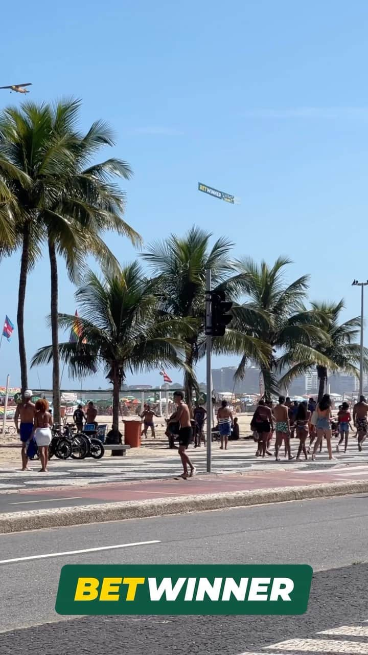 ロベルト・カルロス・ダ・シウバのインスタグラム：「Que parceria hein? Ainda mais no Carnaval do RJ! 🎊  Quem aí tava no Rio de Janeiro e viu o avião da BW com a minha foto? Fico extremamente satisfeito em ser Embaixador da marca e estar presente no carnaval mais emblemático do mundo.  Tamo junto demais, Betwinner! Feliz por mais esse golaço que construímos juntos!」