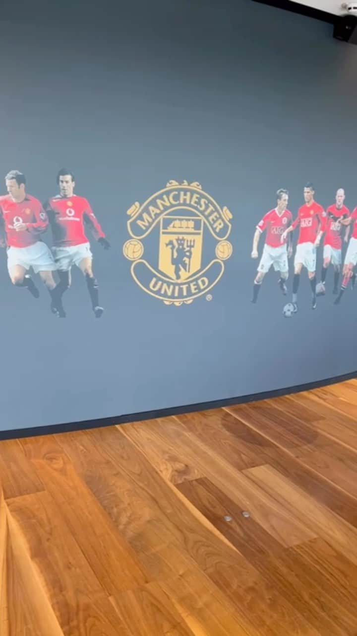 アンディ・コールのインスタグラム：「Nice surprise this morning walking into carrington and seeing this thank you @manchesterunited ❤️」