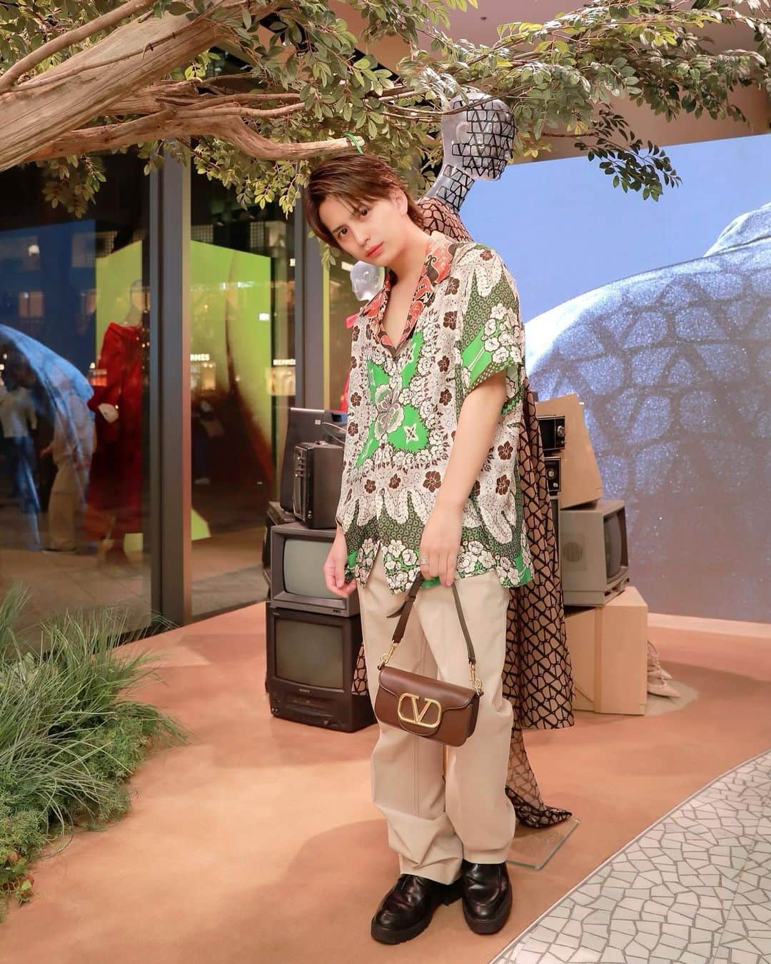 中島健のインスタグラム：「. Valentino.  👖 #UnboxingValentino @maisonvalentino」