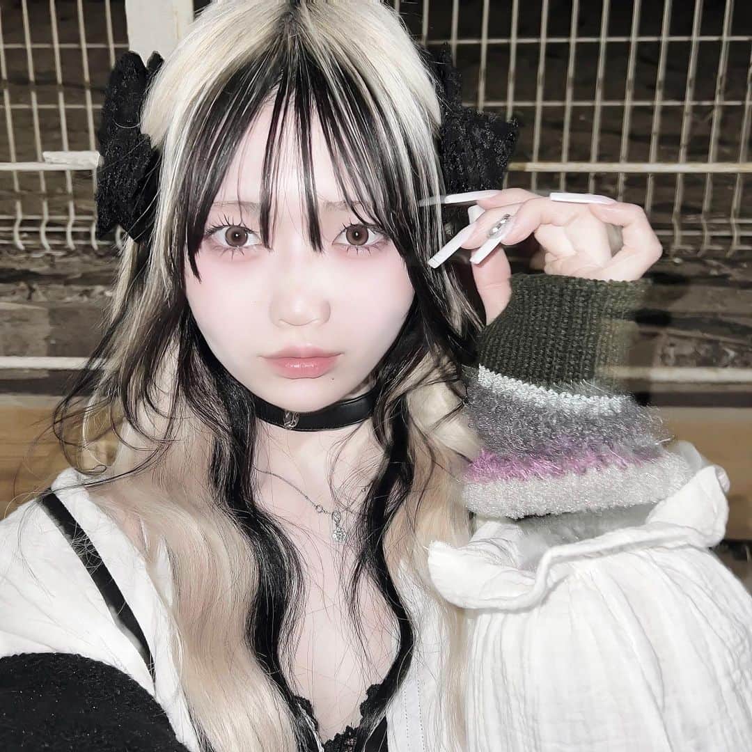 謝花南のインスタグラム：「🐇🖤 . . . . . . . .  #ロング #エクステ #フェイスフレーミング #インナーカラー #ハイトーン #ブラック #韓国風 #韓国ファッション #ストリート系女子 #スニーカー女子 #カラコン #純欲メイク #舌ピ #クロミちゃん #ootd」