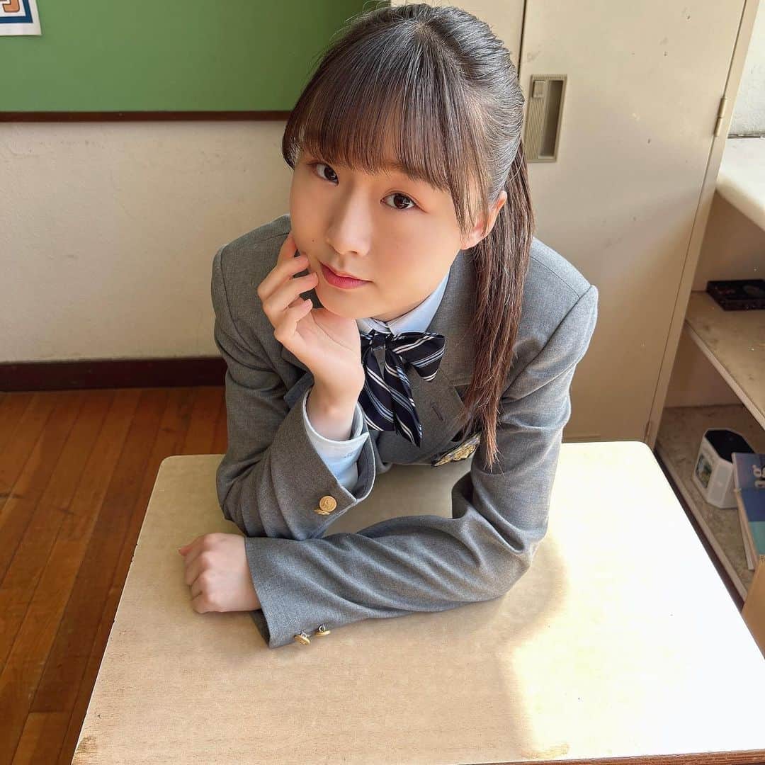 新倉愛海さんのインスタグラム写真 - (新倉愛海Instagram)「目が合ったかも ⁡ 気のせいかも🐱 ⁡ ⁡ #アプガ2 #制服 #ポニーテール  #Japaneseidol #オフショット」3月15日 22時06分 - ami_niikura_uug2ki