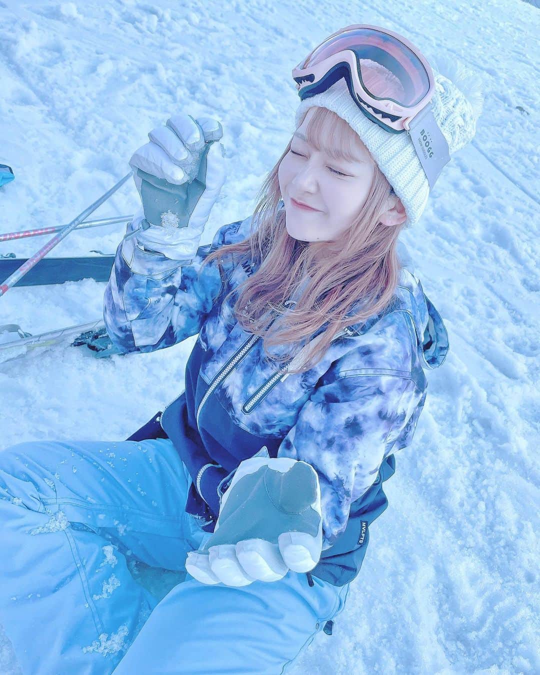 茉井良菜のインスタグラム：「滑れなかったのでもう雪遊びしてました⛄️」