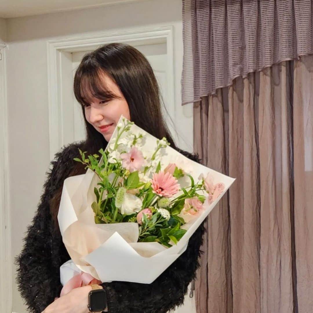ティア のインスタグラム：「Thank you for all the birthday wishes 🎂🎉💐」