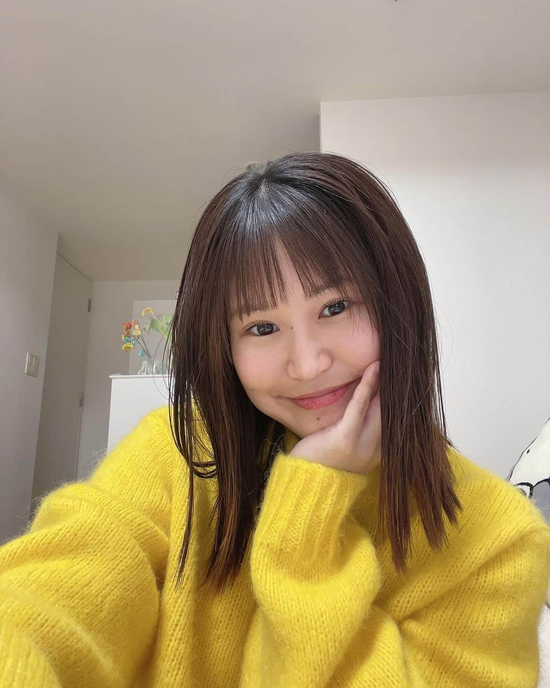 大関れいかのインスタグラム：「. ついに切ったぜ💇🏻‍♀️❤️‍🔥 気付いたらめっちゃ綺麗に伸びてて、 でも長くなりすぎてだるくなってきて もう心機一転バッサリ！！！ 切ってくれたのは天才 @lomalia_izuwaki さん✌🏻 縮毛矯正とトリートメントもしてサラッサラ💫 こんなに髪が綺麗になったのは ほんとロマリアのおかげなの🙇🏻‍♂️ いつも大感謝！ みんなもほんと一度行ってみて欲しい笑 技術も何もかも最高な美容院。らぶ💕 #lomalia」