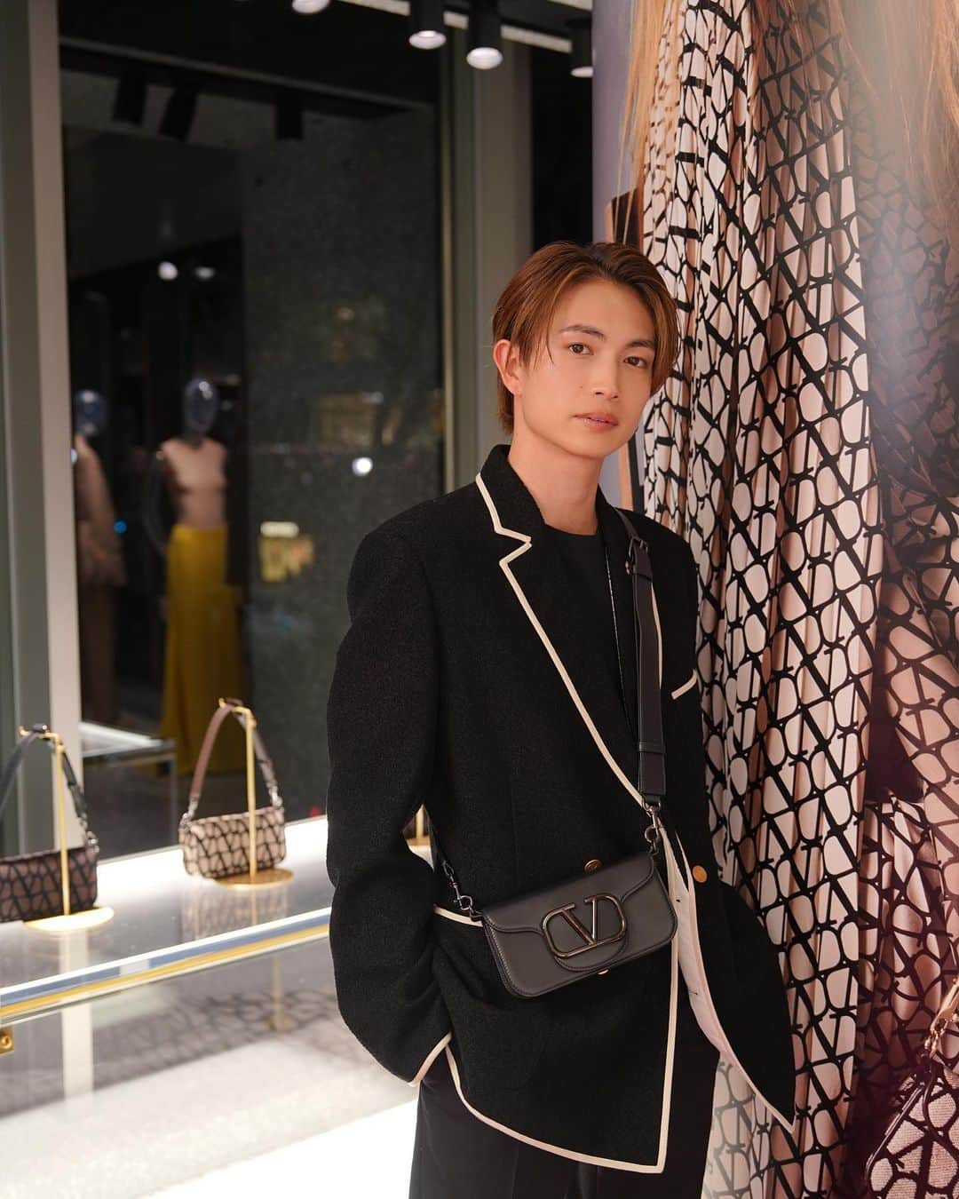 のインスタグラム：「Valentinoのイベントに行ってきました⬛️  素敵なアイテムに包まれ、世界観にどっぷり浸かってきました☺︎  #UnboxingValentino @maisonvalentino」
