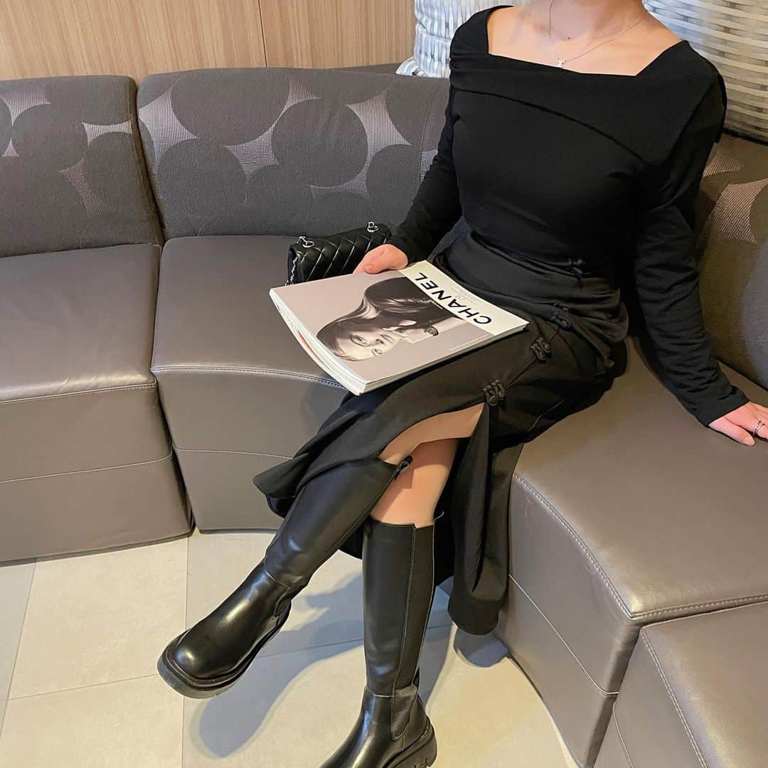 安原舞さんのインスタグラム写真 - (安原舞Instagram)「🖤🏴📓🐈‍⬛➰🐾  tops：韓国のお洋服屋さん skirt：@junoah_official  boots：韓国のお洋服屋さん  #ほぼ韓国で服調達したニダ」3月15日 22時25分 - mai_yasuhara