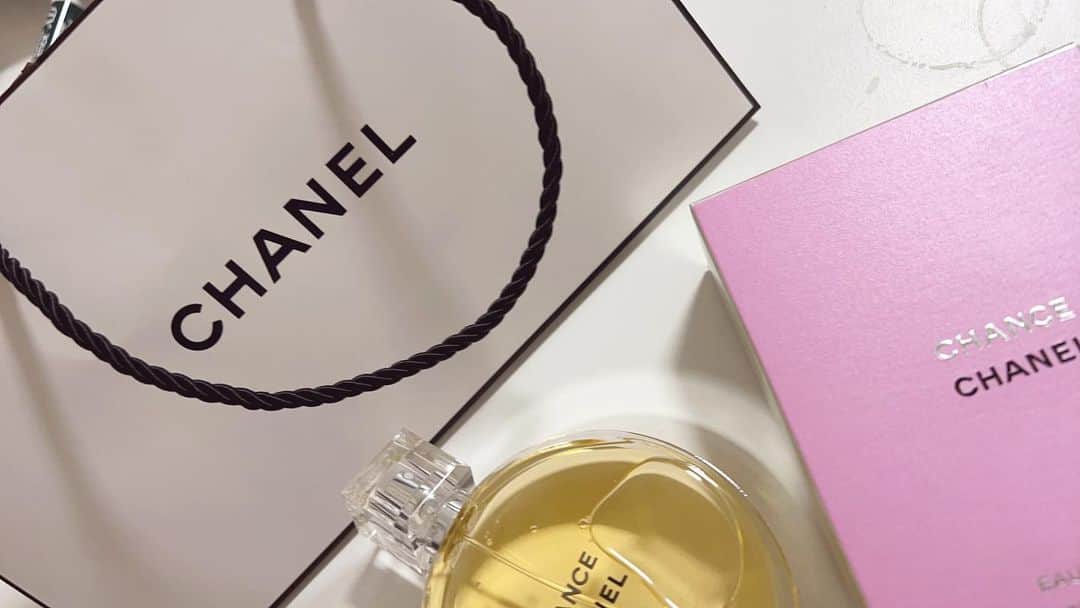 黒咲ななのインスタグラム：「. . 𝑾𝒉𝒊𝒕𝒆 𝑫𝒂𝒚🤍🍫 . . #CHANEL#香水#シャネル #ホワイトデー#𝑾𝒉𝒊𝒕𝒆 𝑫𝒂𝒚」