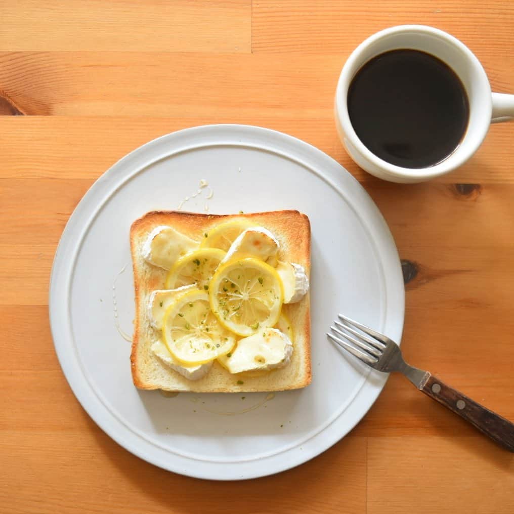 山崎佳のインスタグラム：「Today’s breakfast. レモン、はちみつ、カマンベールチーズ。」