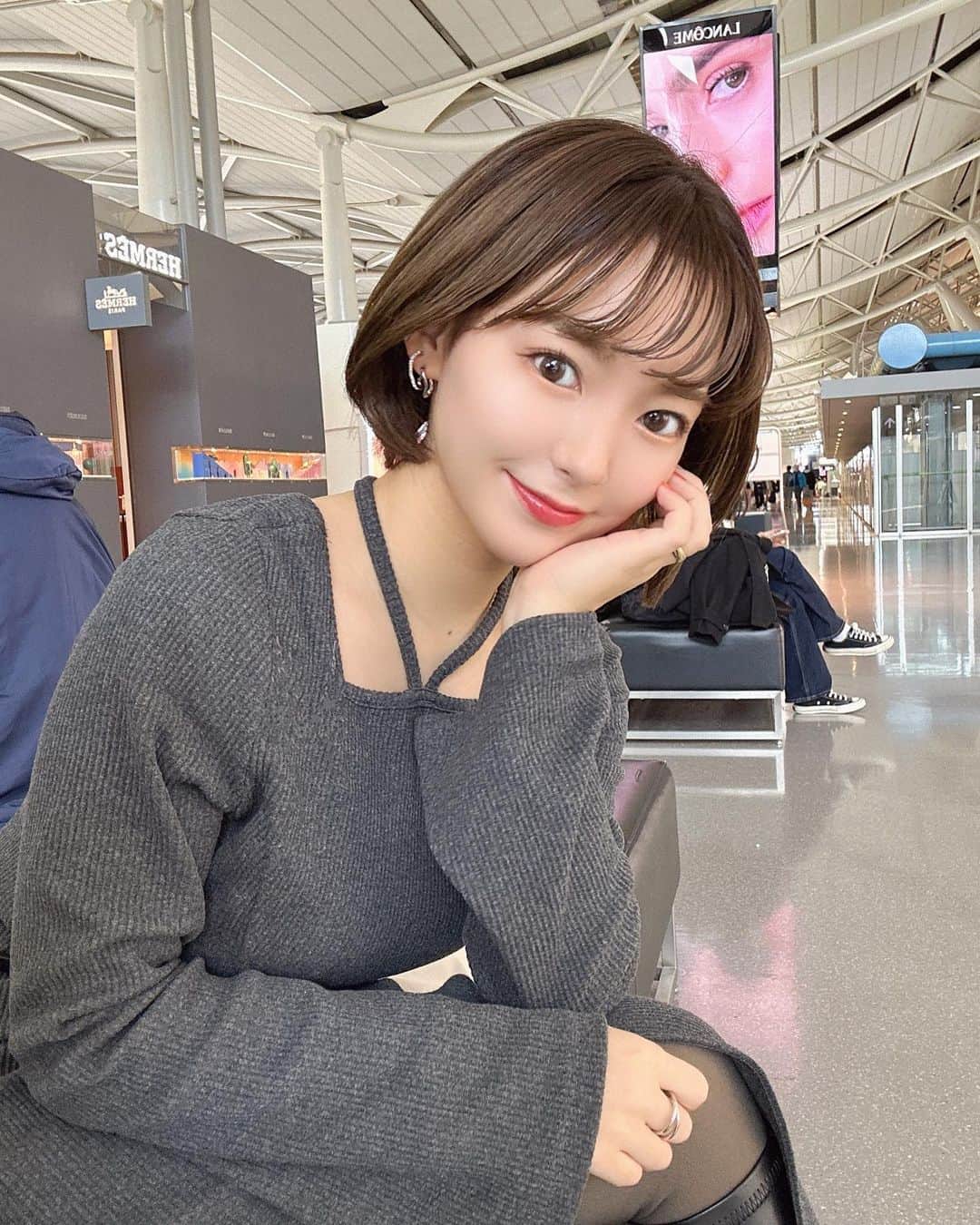 のインスタグラム：「🇰🇷✈️♡  @junoah_official のワンピースきて韓国へ〜」