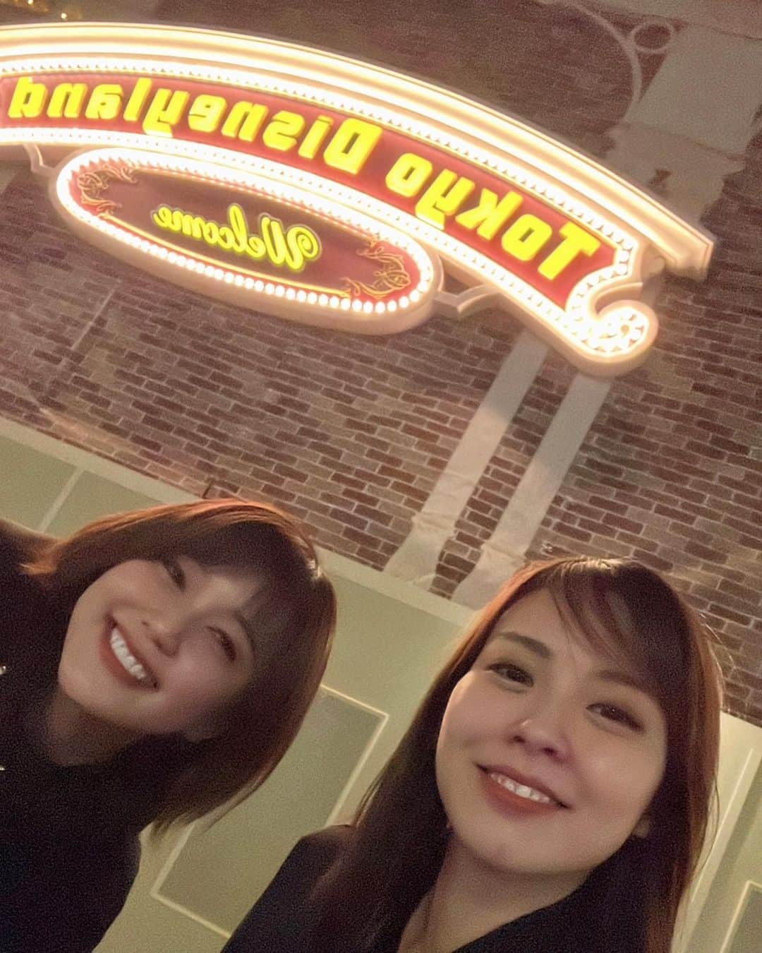 矢吹世奈のインスタグラム：「・ さやちゃん💙 音楽学校の時の分担なので 出会って13年くらい✨ 学校の時から 在団中も組が違ったのに いつも声かけてくれて仲良くしてくれて 退団してからも このように遊びに誘ってくれる 貴重で可愛くて癒しの存在です🥺✨  またディズニーランド行こう！ 今度は日中に写真撮ろ！笑  そろそろシーでもいいけど。  #宝塚歌劇団 #宝塚音楽学校 #花組 #宙組 #97期 #98期 #分担 #お琴教室責任者 #東京ディズニーランド #ディズニーランド #disneyland」