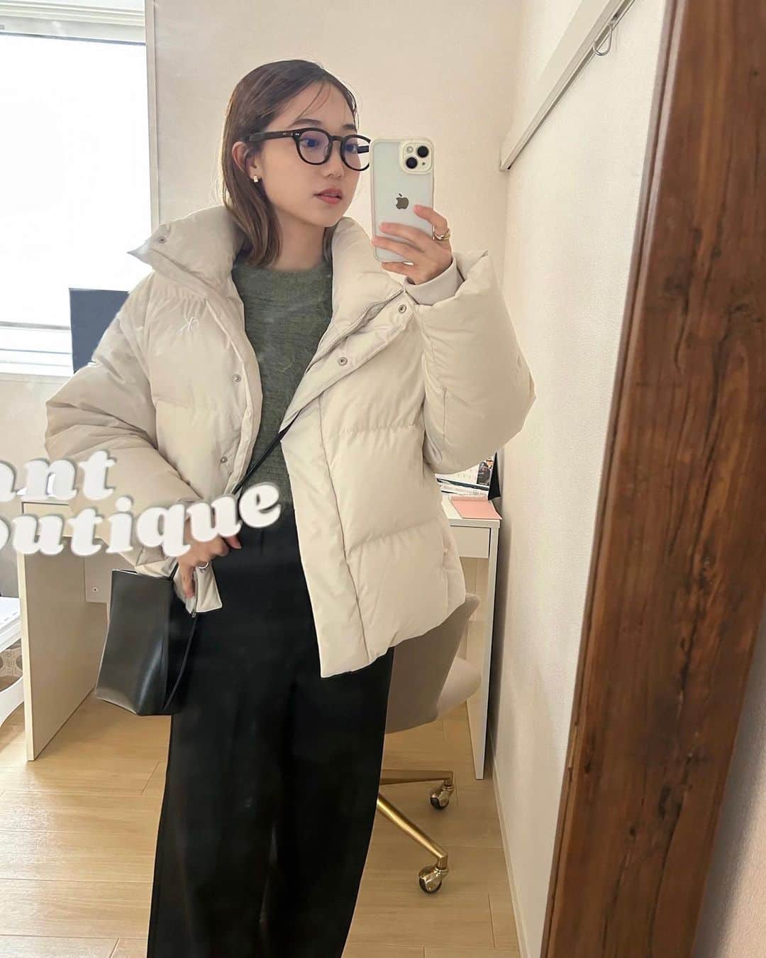 市岡麻美のインスタグラム：「平日のちょこっとそこまで用に買ったguのポシェットが便利すぎて毎日使ってる👍  #今日のコーデ#gu#calvinklein #hyke#beautyandyouth」