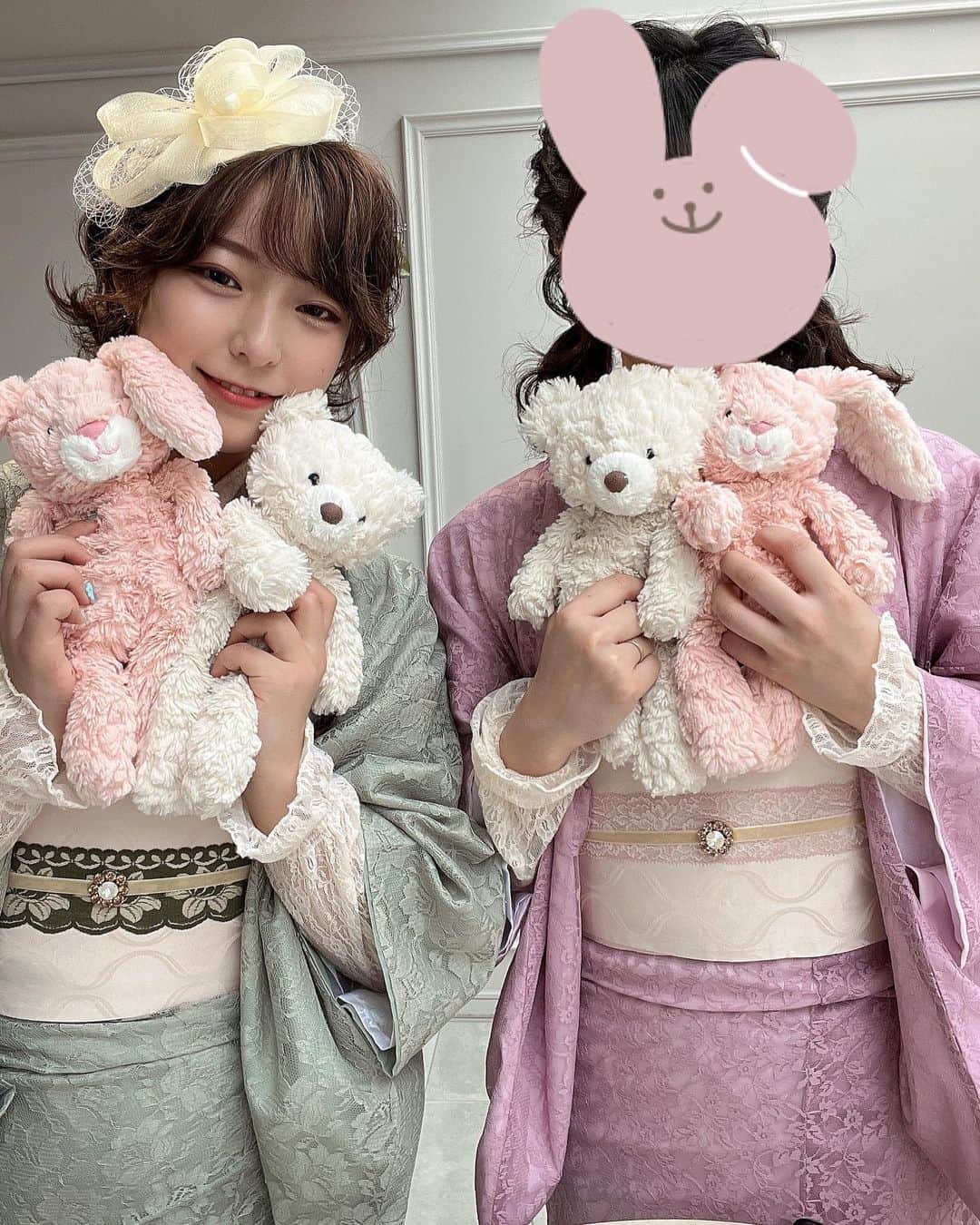 ちぃのインスタグラム：「着物👘  京都に行った時に京都着物レンタルVillageさんで着付けとヘアアレンジしてもらいました☺️ 今回の着物はレース系の着物でお揃いにしたんだけど帯とかの小物系はスタッフさんに選んでもらったのにした😂 スタッフさんがすごく親切やったからまた京都行く時ここで着物レンタルしたいな😌 ヘアアレンジもふわふわ系にしてもらった☁️ 髪長くなったらツインテールアレンジしてもらうんだ！👧 フォトブースがあったんだけどそこに三脚とか小物類があったりして京都観光の前にめちゃ写真撮った😊 白背景とかテーブルとイスとかぬいぐるみ系の小物とか可愛いで溢れてた🎀 清水寺からちょっと離れとるんやけど結構オススメな着物レンタル屋さん！   #京都  #着物  #京都着物  #着物レンタル京都  #着物レンタル  #着物女子  #オソロ  #ヘアアレンジ  #着物ヘア  #清水寺  #カップルにもオススメ」