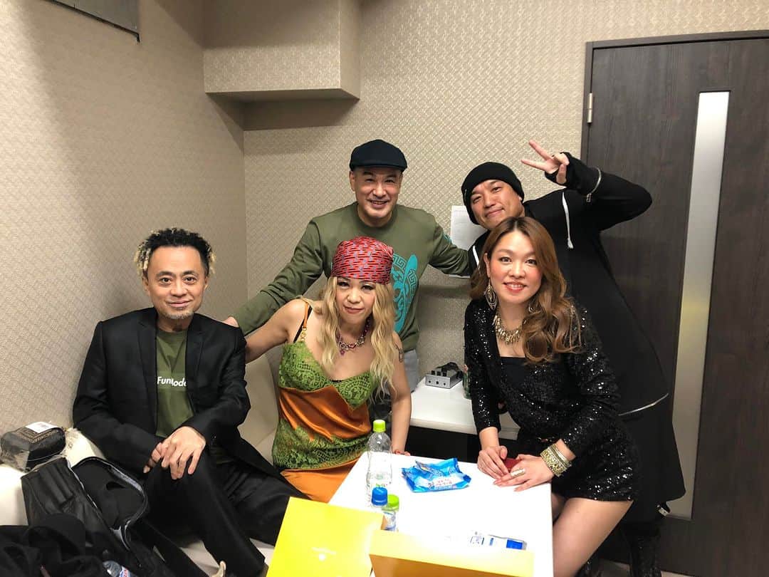 HI-Dのインスタグラム：「月曜日は六本木マハラジャと沖縄Eillyのコラボイベントに参加させていただきました。 ワコさんにお声がけいただき一曲歌う機会いただきました。🎙 イベントはオープン直後からあっという間に沢山の音楽好きでいっぱいに。 月曜日とは思えない盛り上がりでした。 凄すぎ。😊 沢山の素敵なご縁もいただき、楽しい時間でした。 ワコさん、ありがとうございました！ アヤさん、WODDY、ムトウさん達ともリンクできた最高なディスコティックナイトでした。」